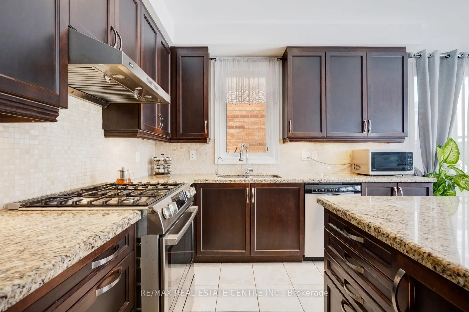 Photo 20 of 19 Mediterranean Crescent, Brampton, Bram West — HOMEH