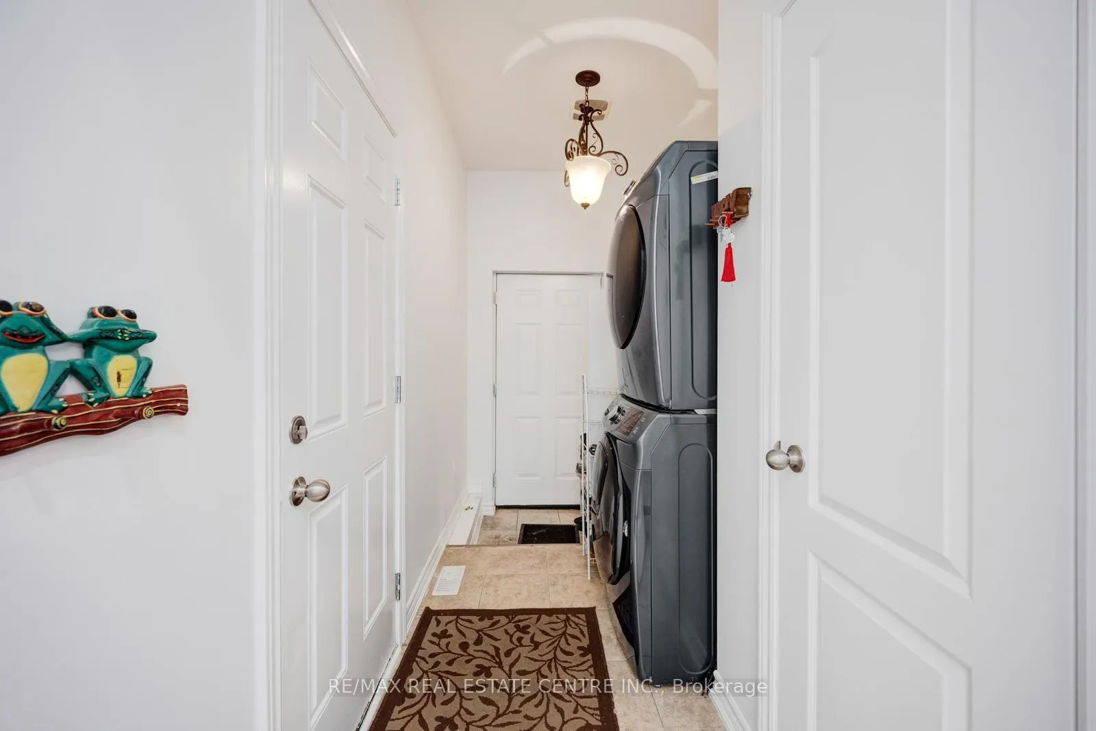 Photo 23 of 19 Mediterranean Crescent, Brampton, Bram West — HOMEH