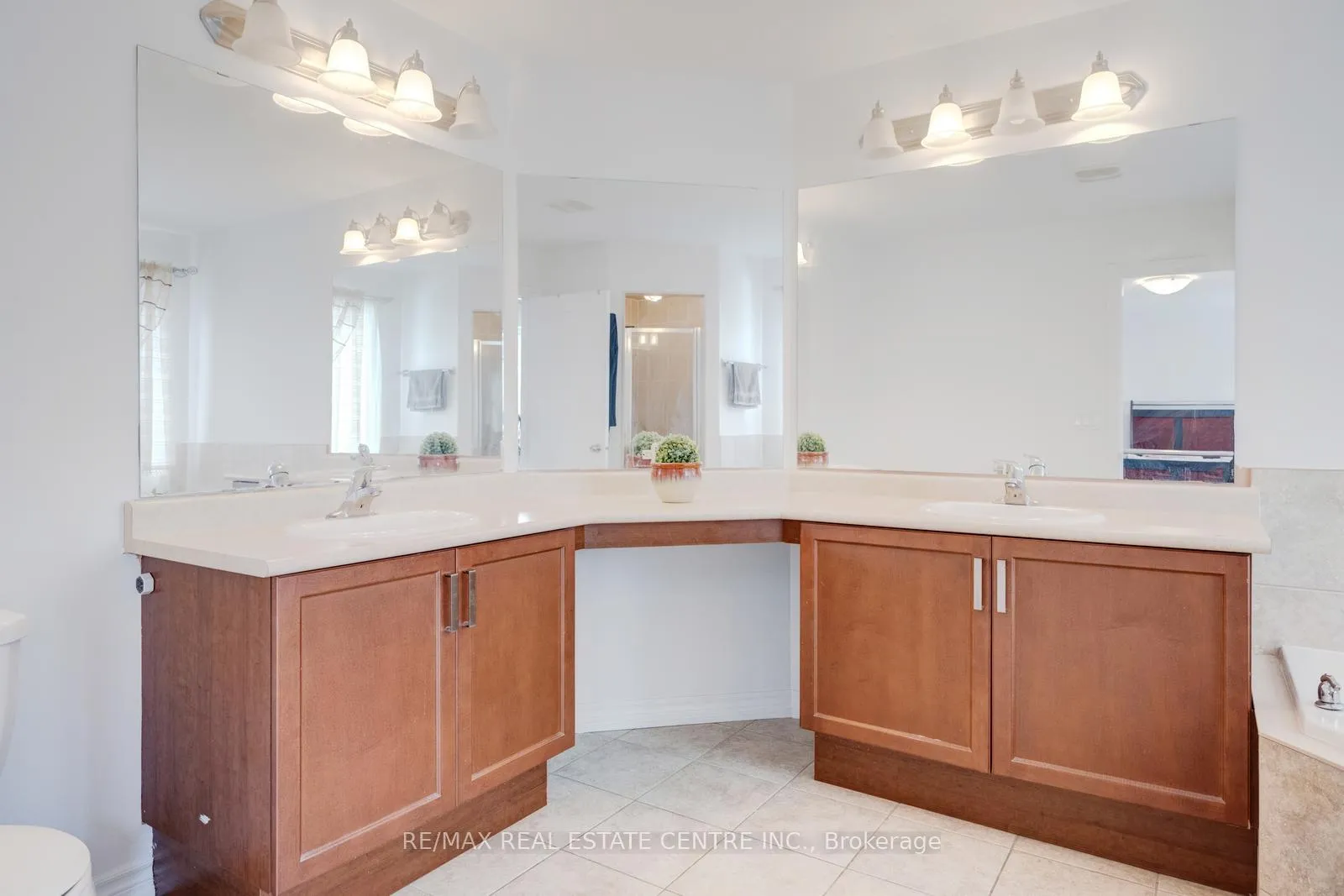 Photo 30 of 19 Mediterranean Crescent, Brampton, Bram West — HOMEH