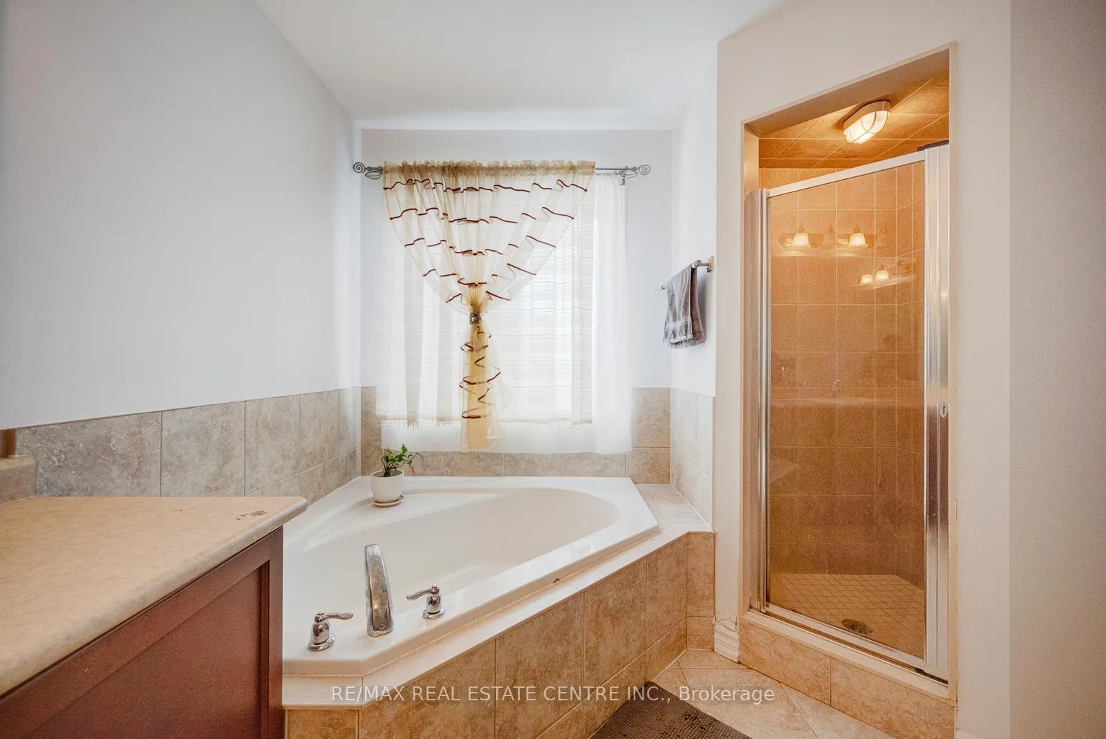 Photo 31 of 19 Mediterranean Crescent, Brampton, Bram West — HOMEH