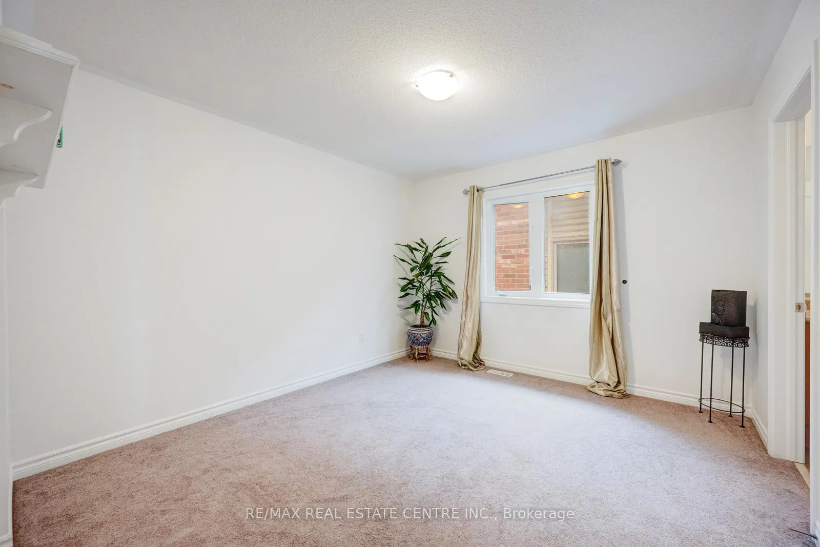 Photo 32 of 19 Mediterranean Crescent, Brampton, Bram West — HOMEH