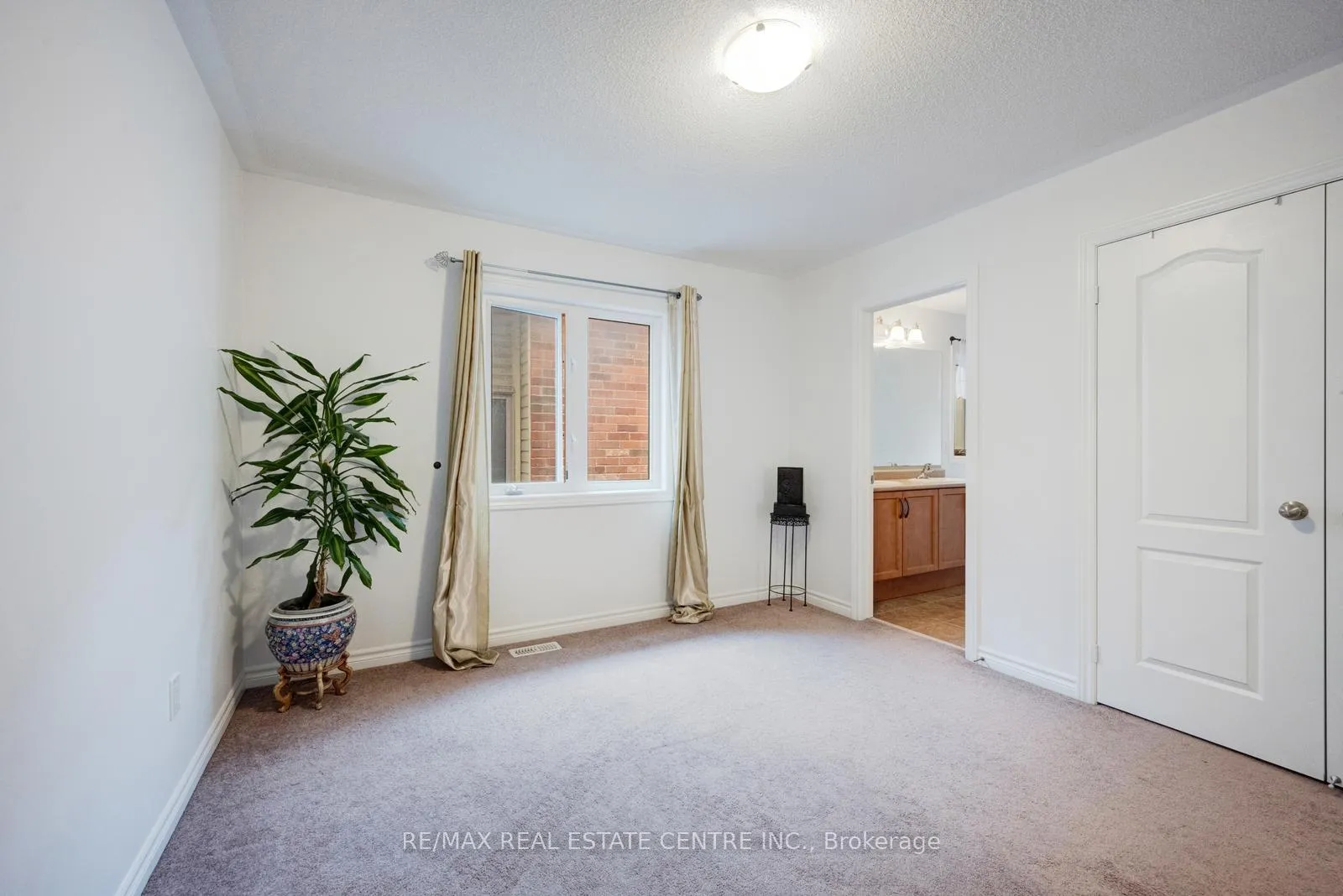 Photo 33 of 19 Mediterranean Crescent, Brampton, Bram West — HOMEH