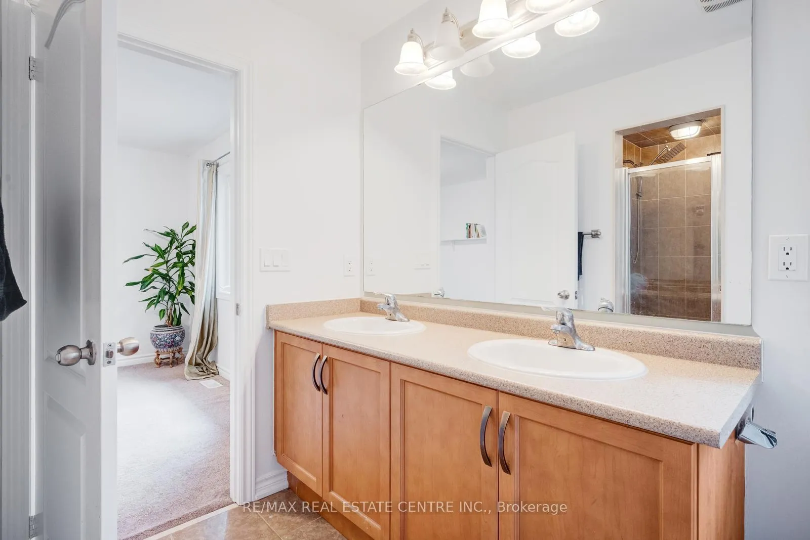 Photo 34 of 19 Mediterranean Crescent, Brampton, Bram West — HOMEH