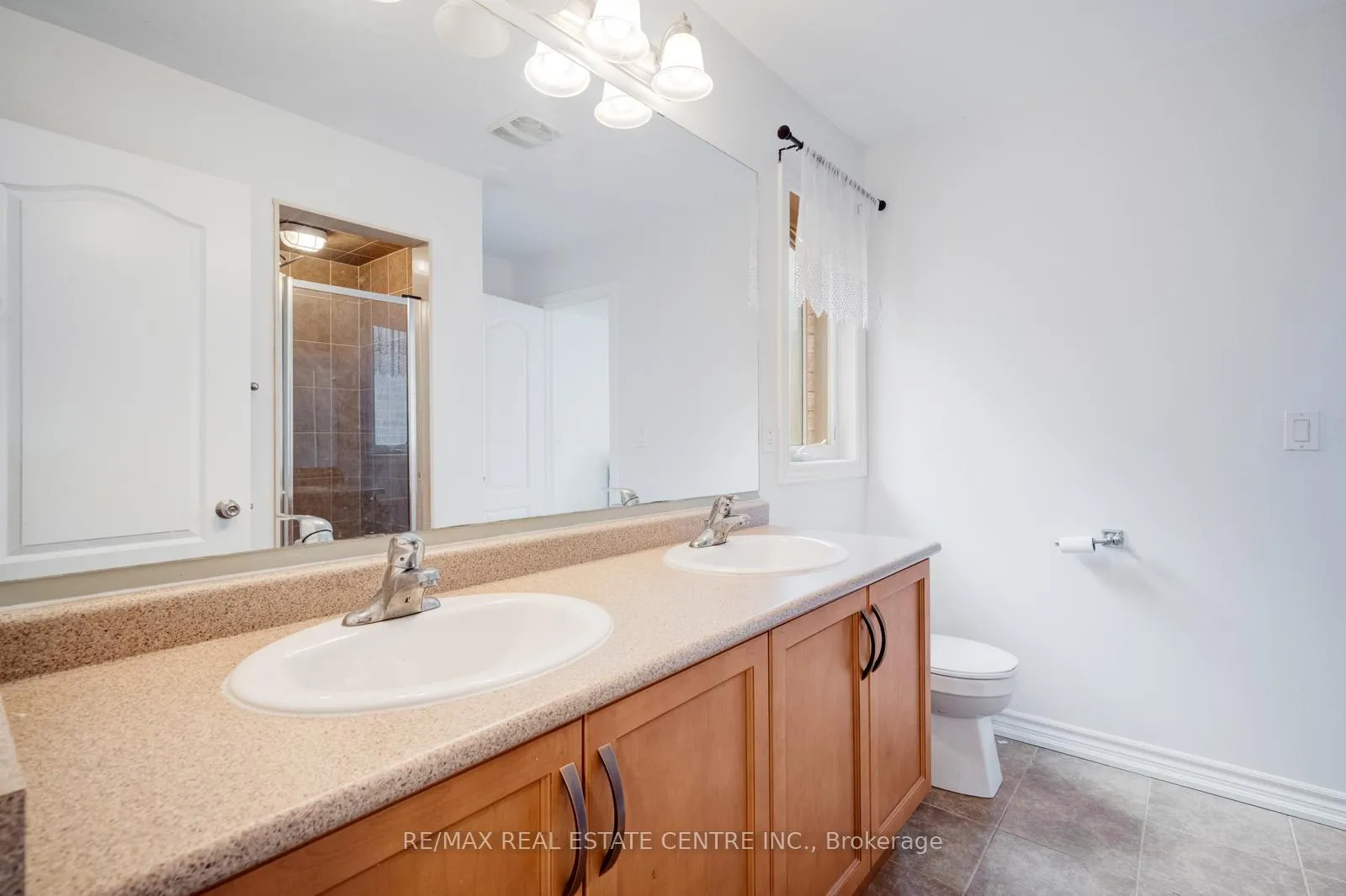 Photo 35 of 19 Mediterranean Crescent, Brampton, Bram West — HOMEH