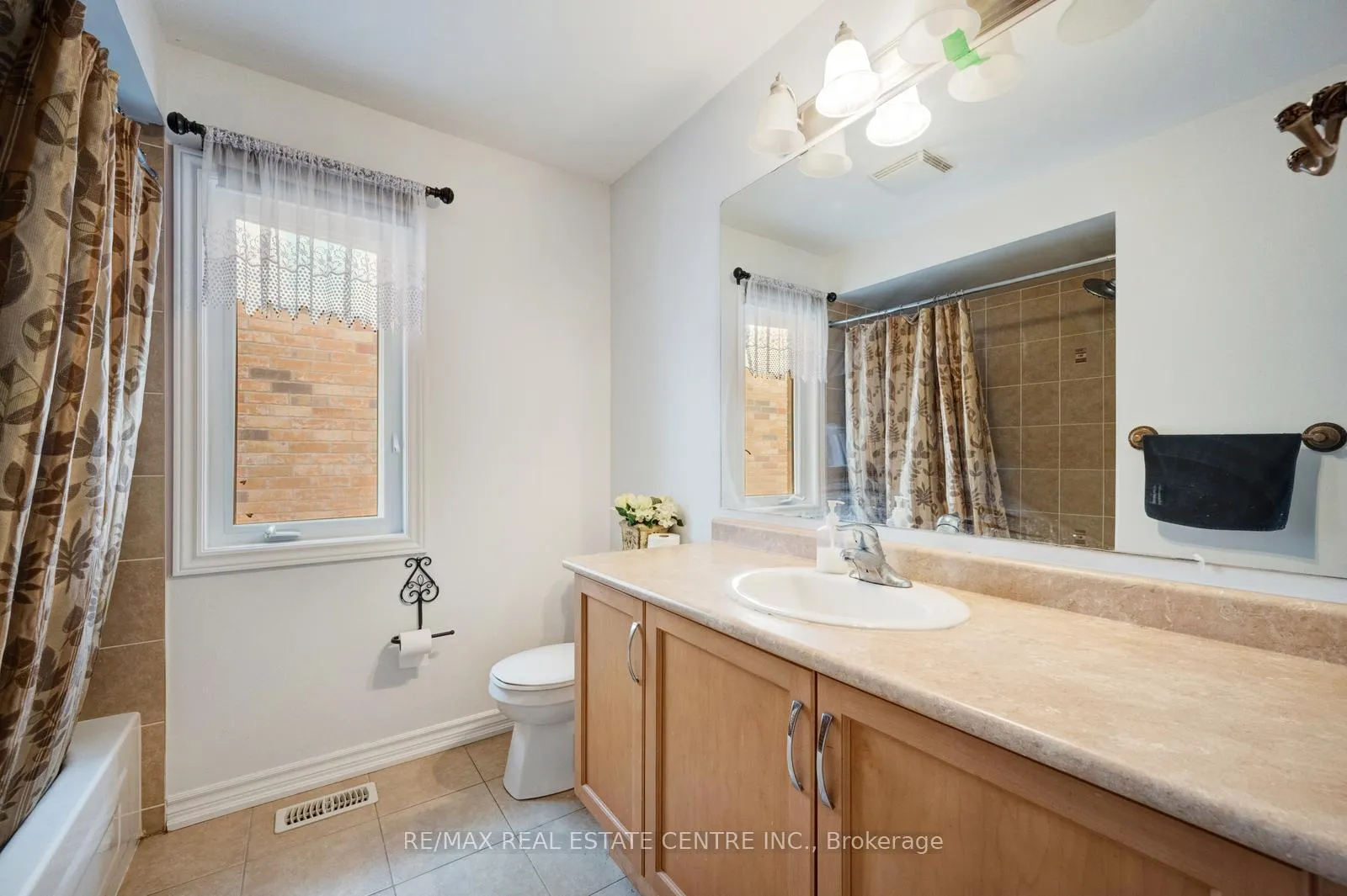 Photo 38 of 19 Mediterranean Crescent, Brampton, Bram West — HOMEH