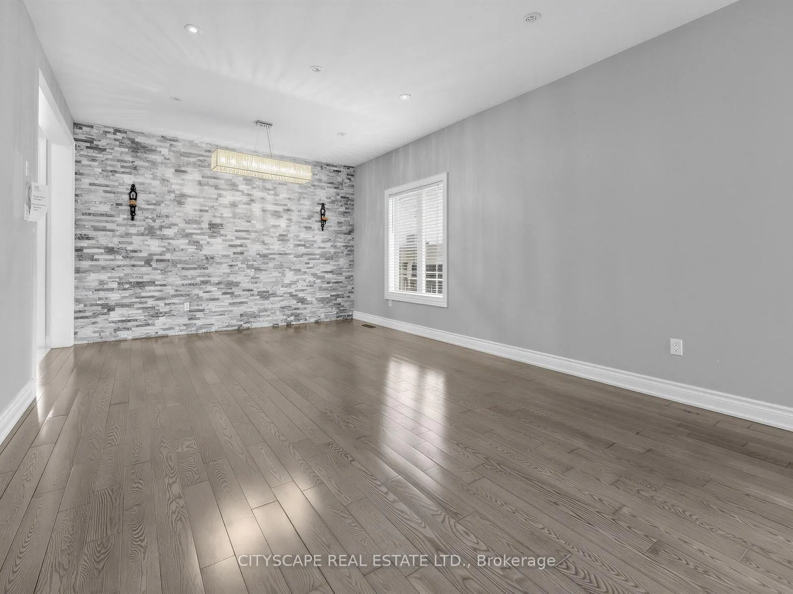 Photo 5 of 24 Roundstone Drive, Brampton, Credit Valley — HOMEH