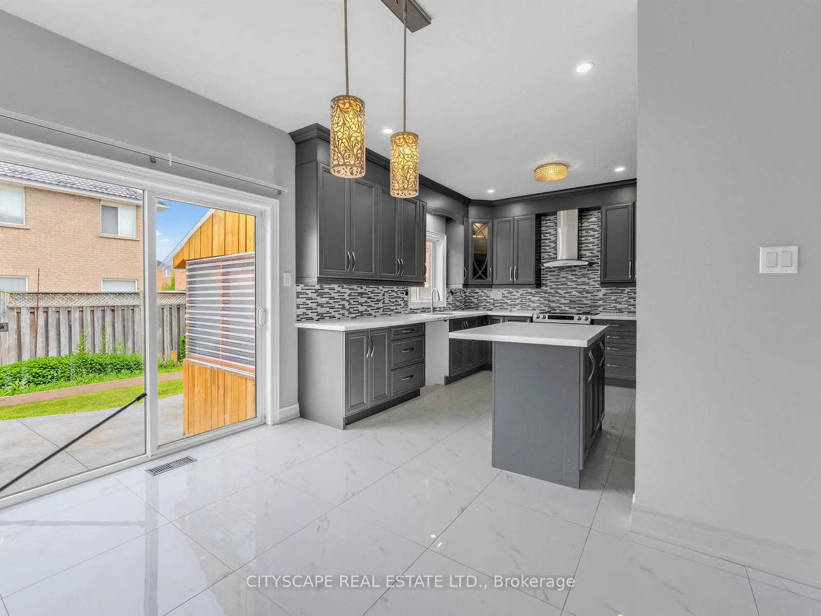 Photo 8 of 24 Roundstone Drive, Brampton, Credit Valley — HOMEH