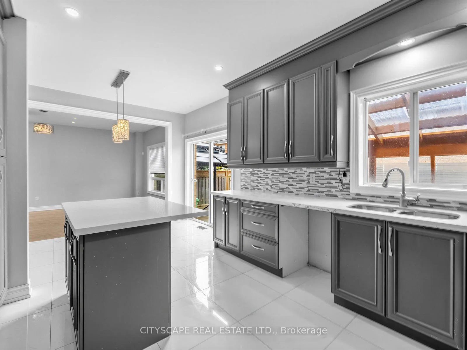 Photo 10 of 24 Roundstone Drive, Brampton, Credit Valley — HOMEH