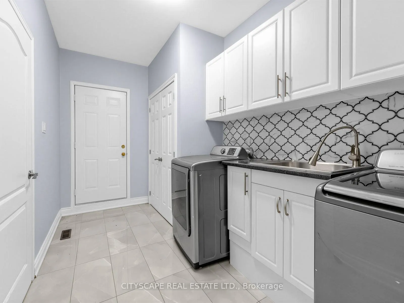 Photo 12 of 24 Roundstone Drive, Brampton, Credit Valley — HOMEH