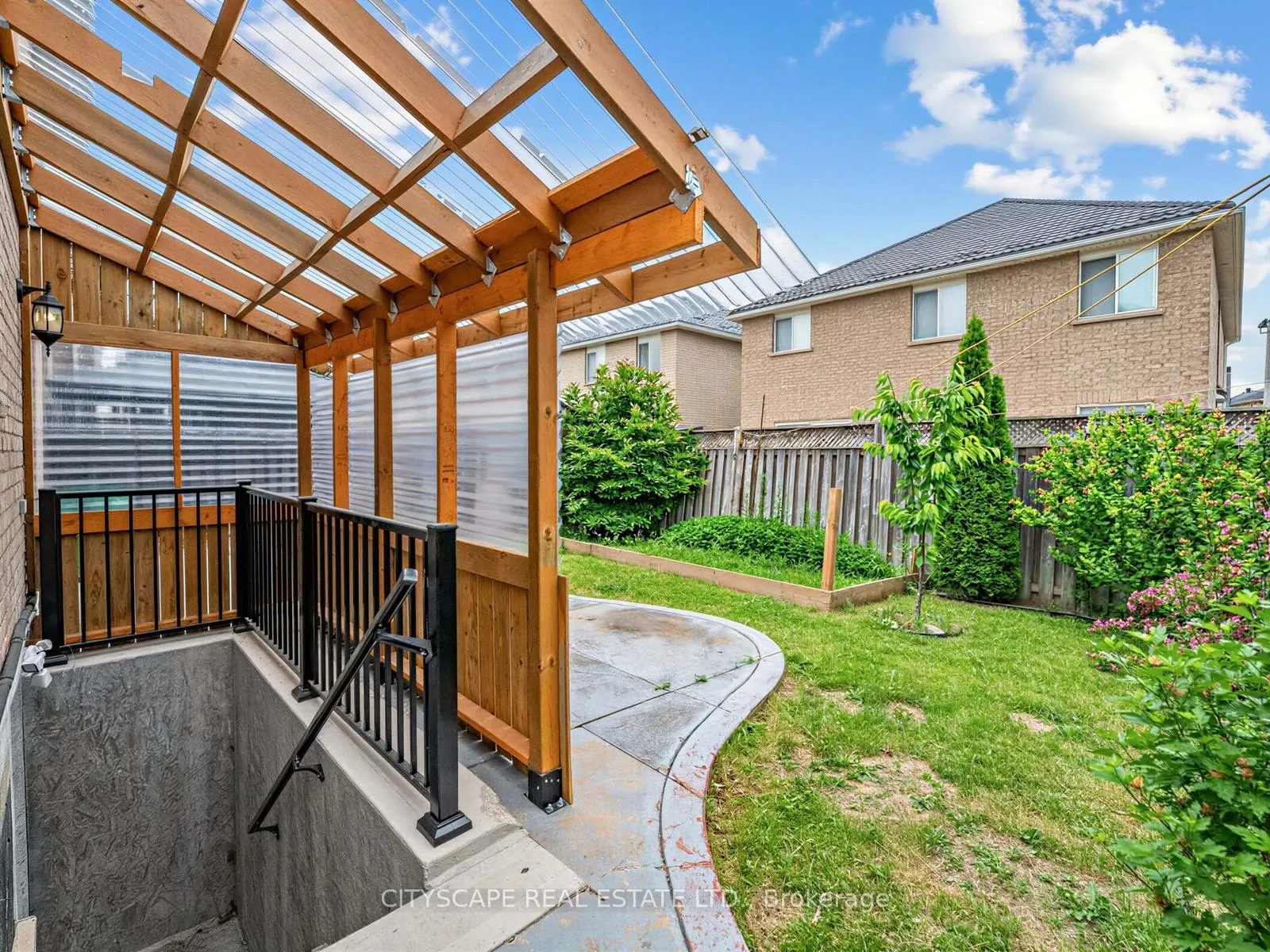 Photo 31 of 24 Roundstone Drive, Brampton, Credit Valley — HOMEH