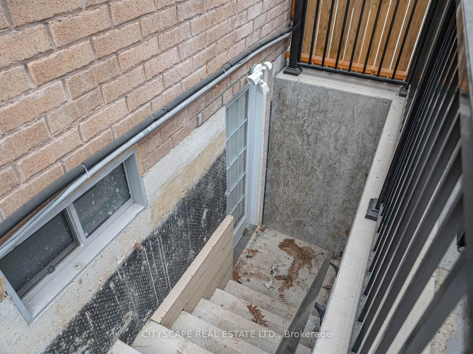Photo 32 of 24 Roundstone Drive, Brampton, Credit Valley — HOMEH