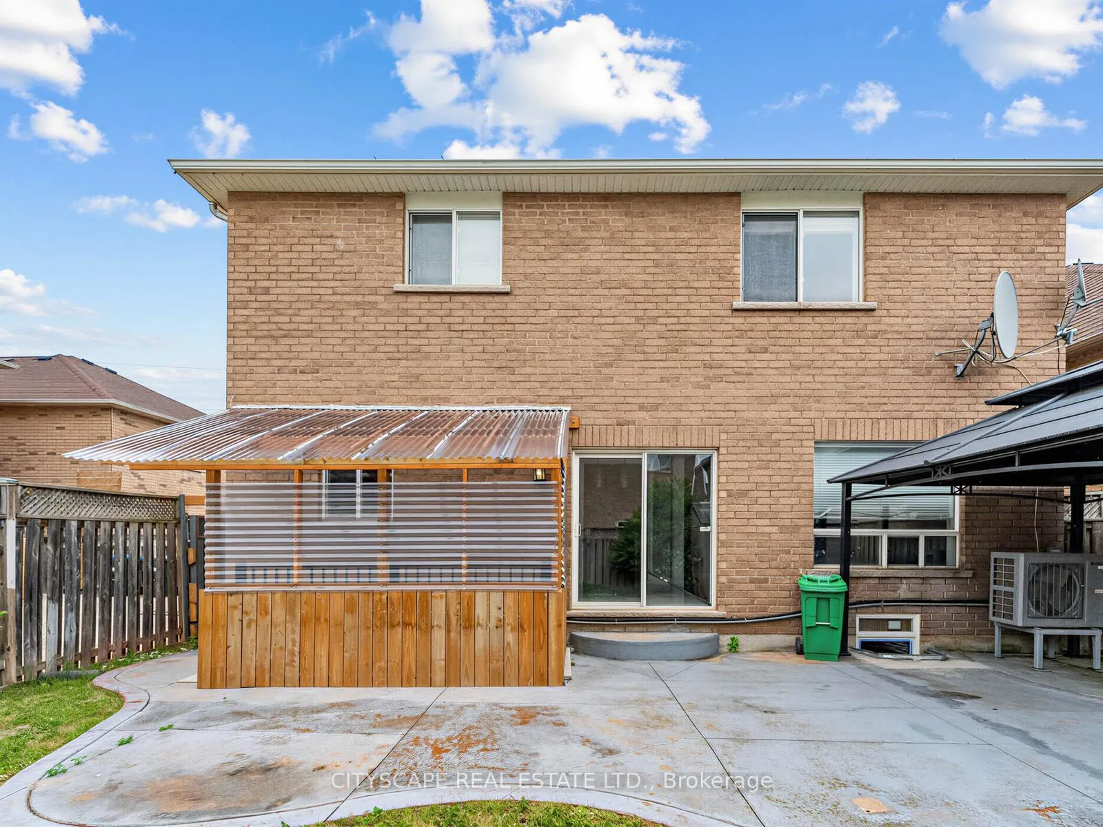 Photo 35 of 24 Roundstone Drive, Brampton, Credit Valley — HOMEH