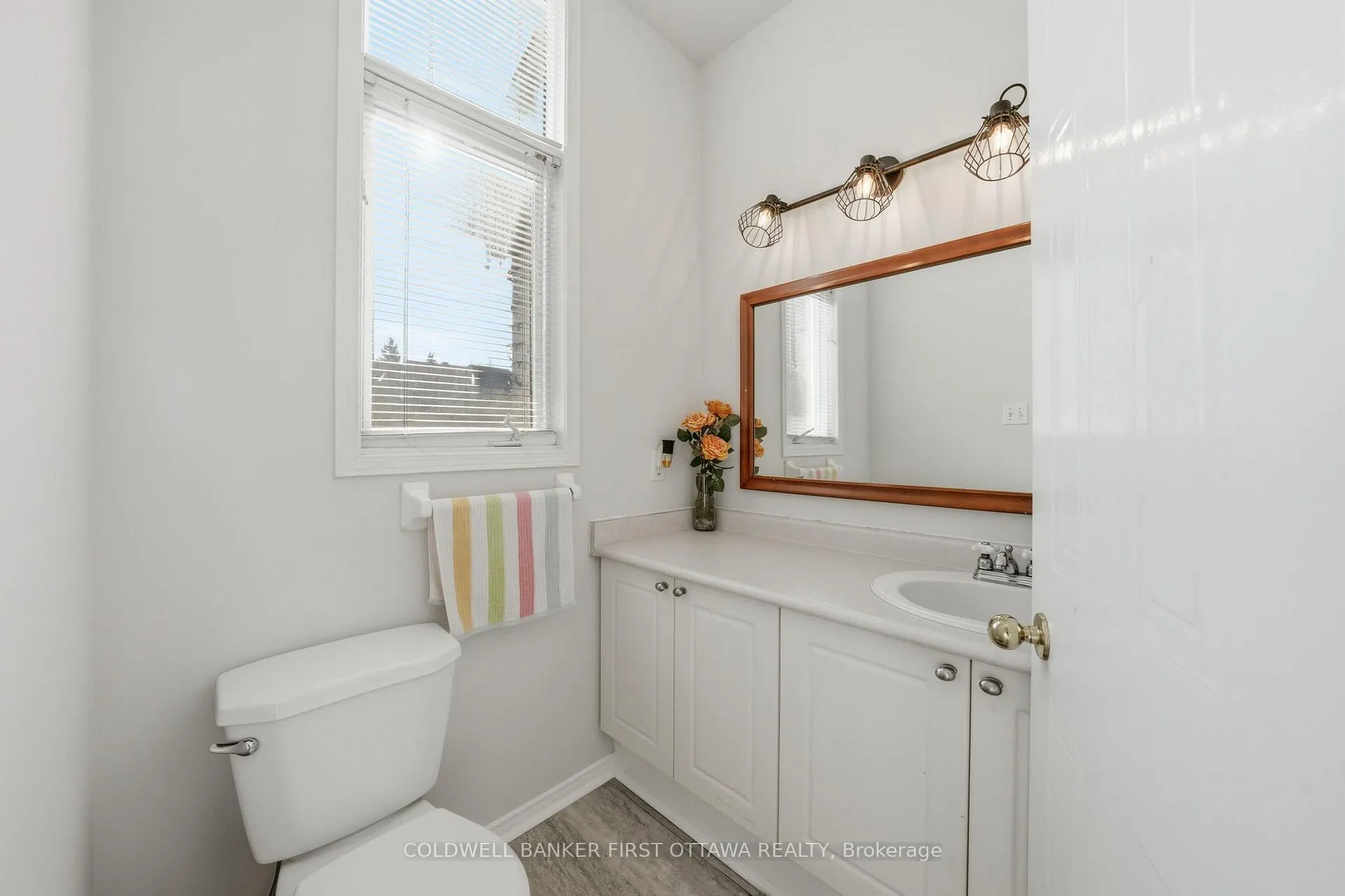 Photo 4 of 1902 Hennessy Crescent, Ottawa, Fallingbrook/Gardenway South — HOMEH