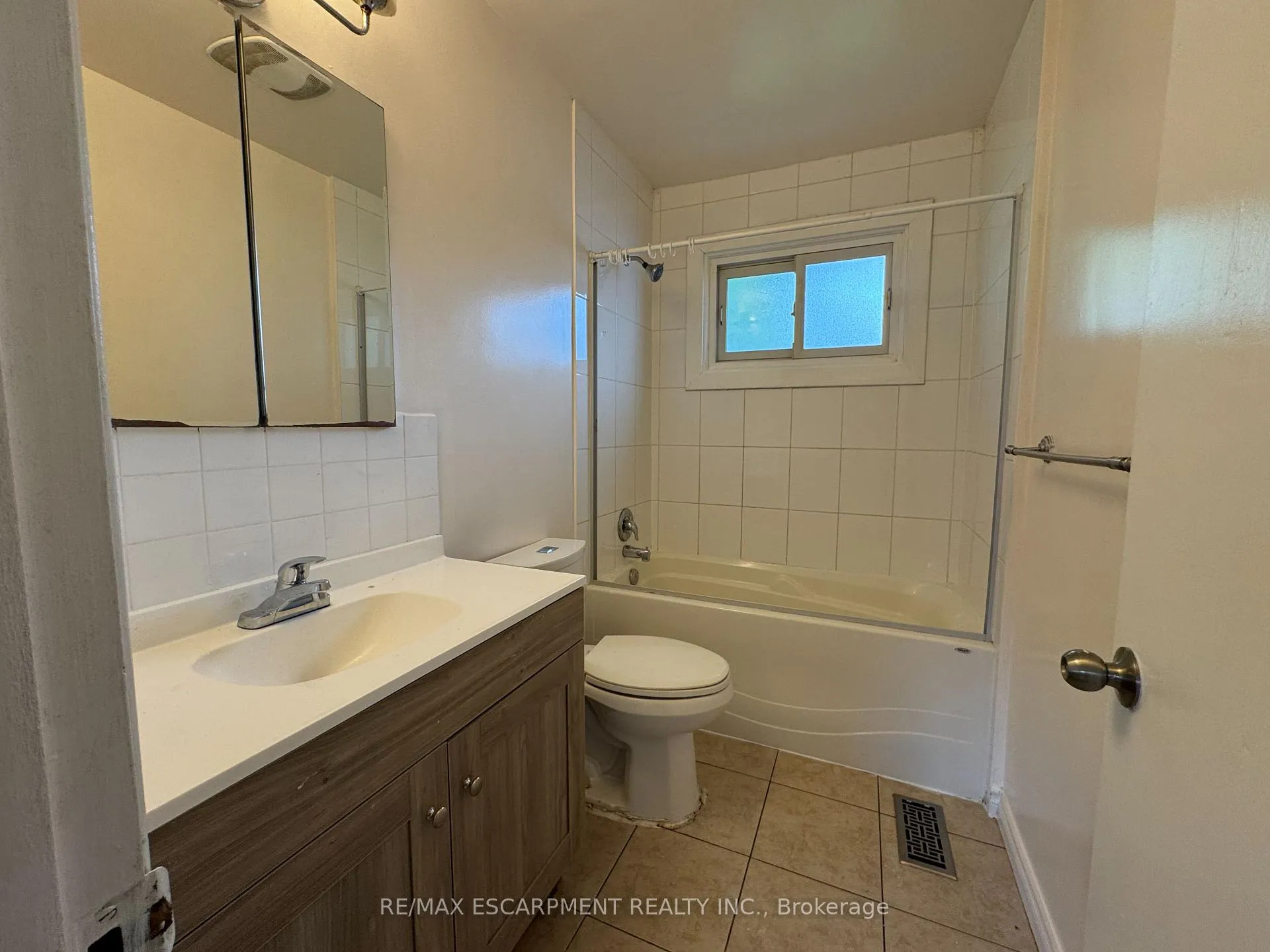 Photo 8 of 928 Upper Gage Avenue, Hamilton, Berrisfield — HOMEH