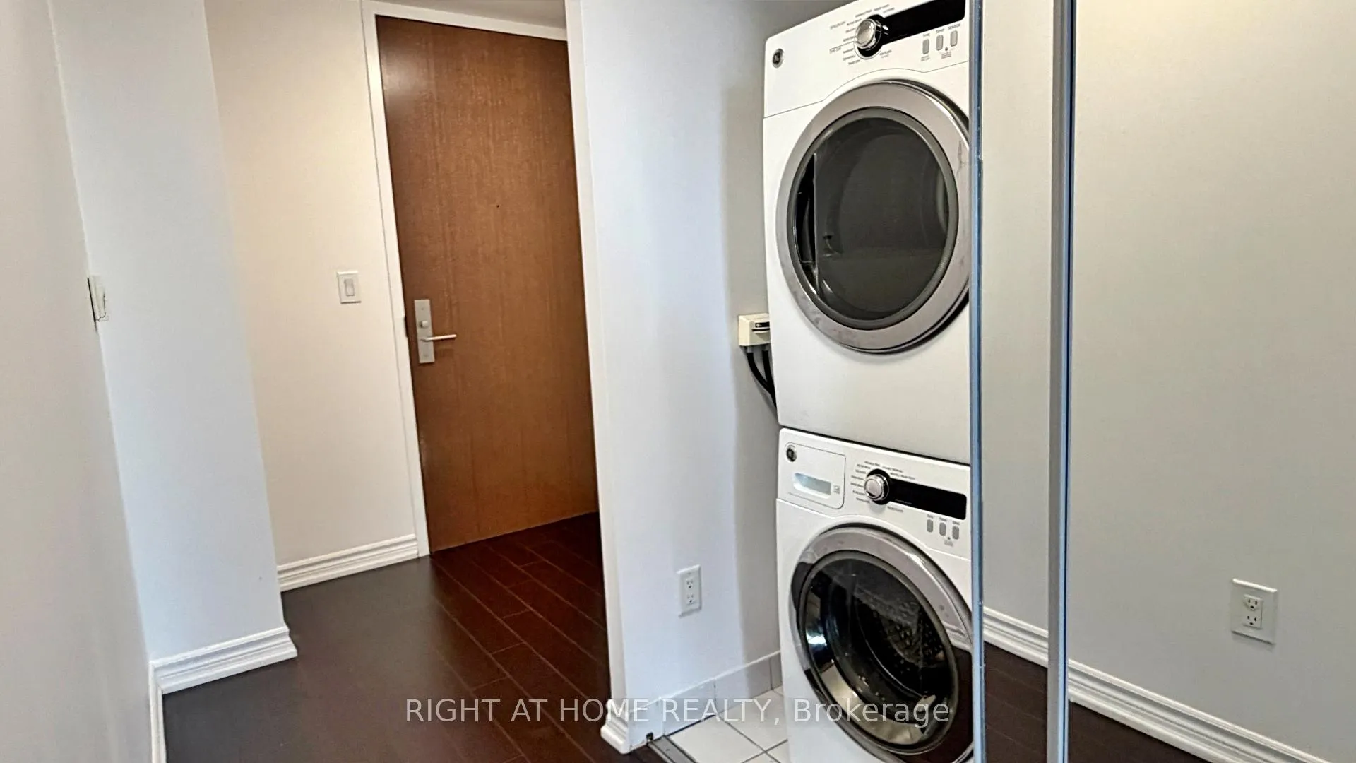 Photo 7 of Unit 4207, 386 Yonge Street, Toronto, Bay Street Corridor — HOMEH