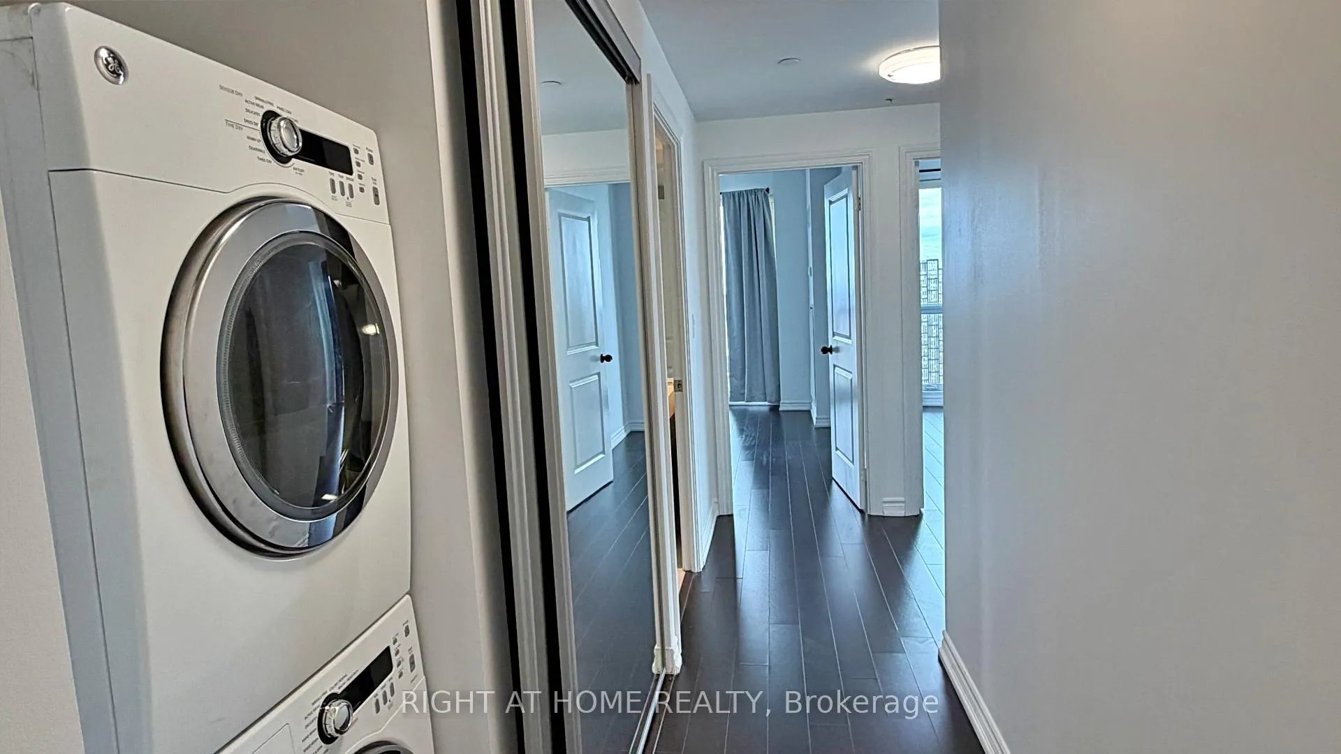Photo 8 of Unit 4207, 386 Yonge Street, Toronto, Bay Street Corridor — HOMEH