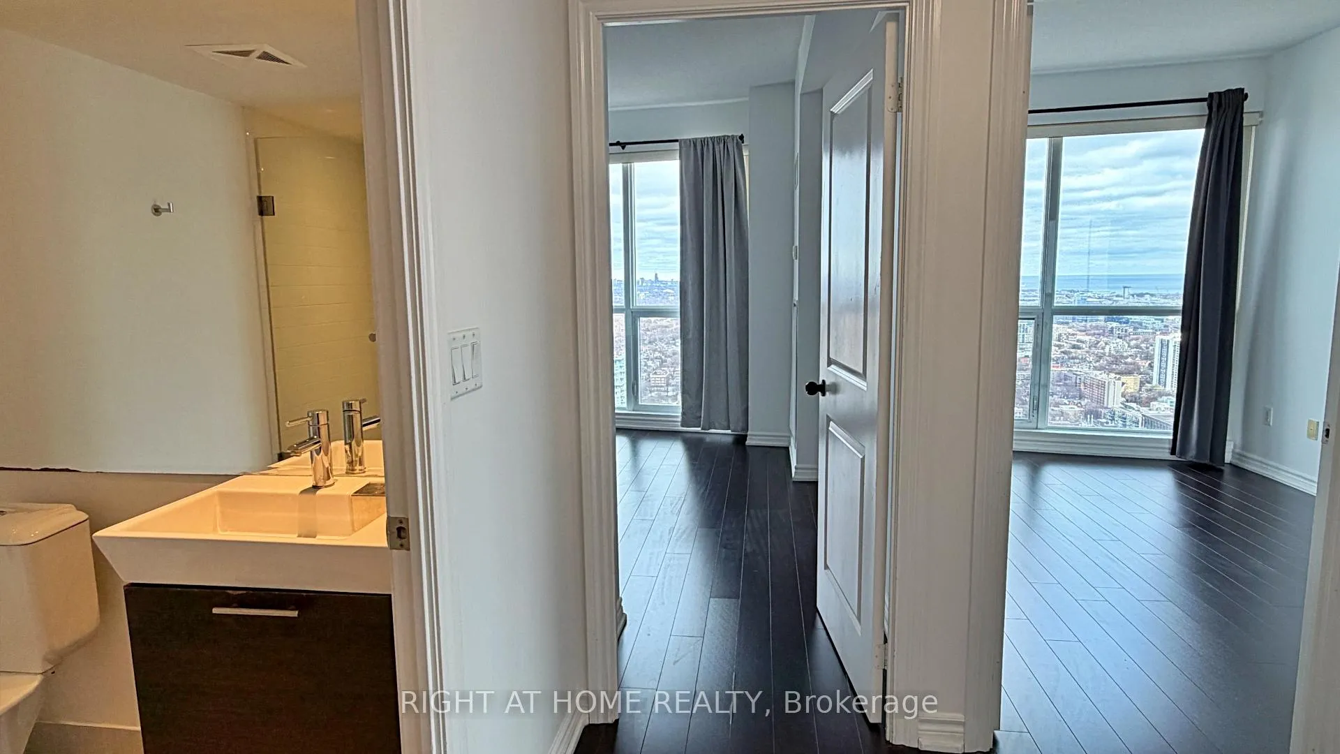 Photo 9 of Unit 4207, 386 Yonge Street, Toronto, Bay Street Corridor — HOMEH