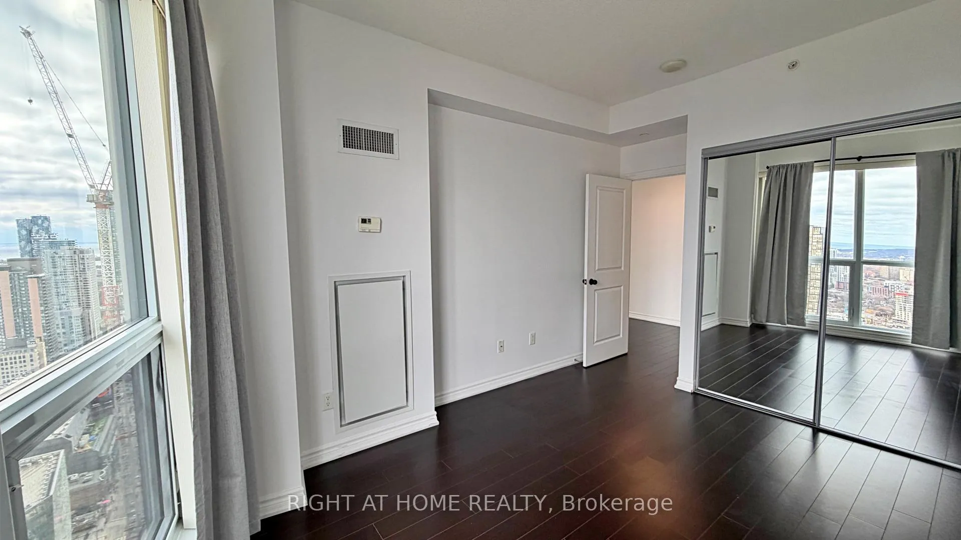 Photo 24 of Unit 4207, 386 Yonge Street, Toronto, Bay Street Corridor — HOMEH