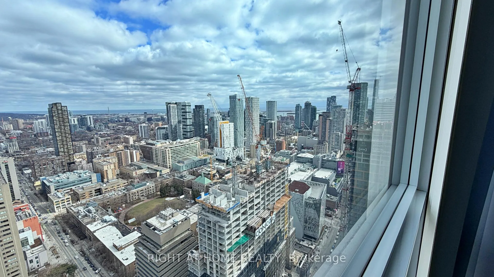 Photo 33 of Unit 4207, 386 Yonge Street, Toronto, Bay Street Corridor — HOMEH