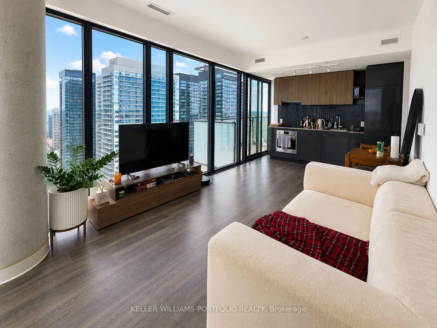 Photo 2 of Unit 3003, 161 Roehampton Avenue, Toronto, Mount Pleasant West — HOMEH