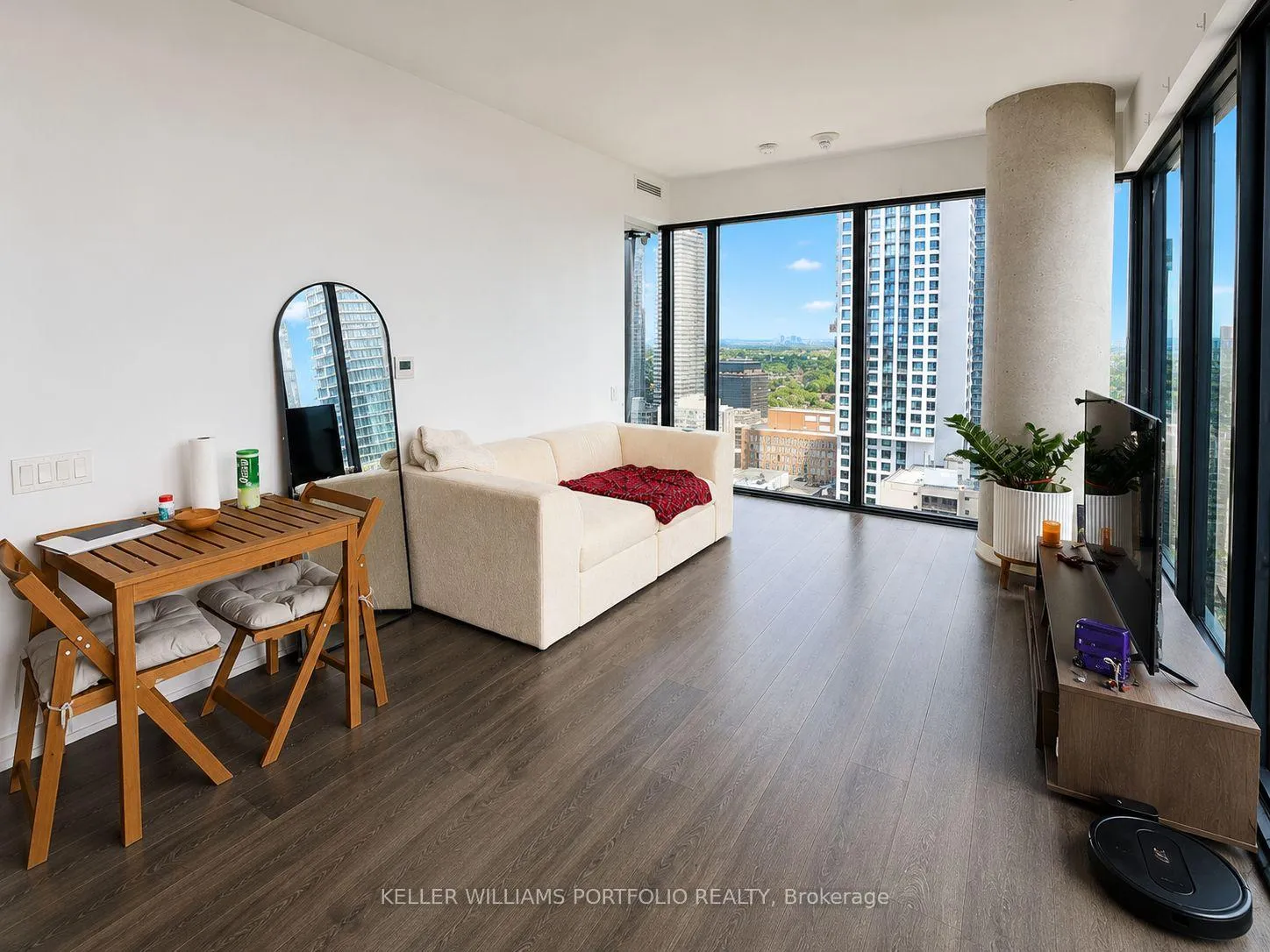 Photo 4 of Unit 3003, 161 Roehampton Avenue, Toronto, Mount Pleasant West — HOMEH