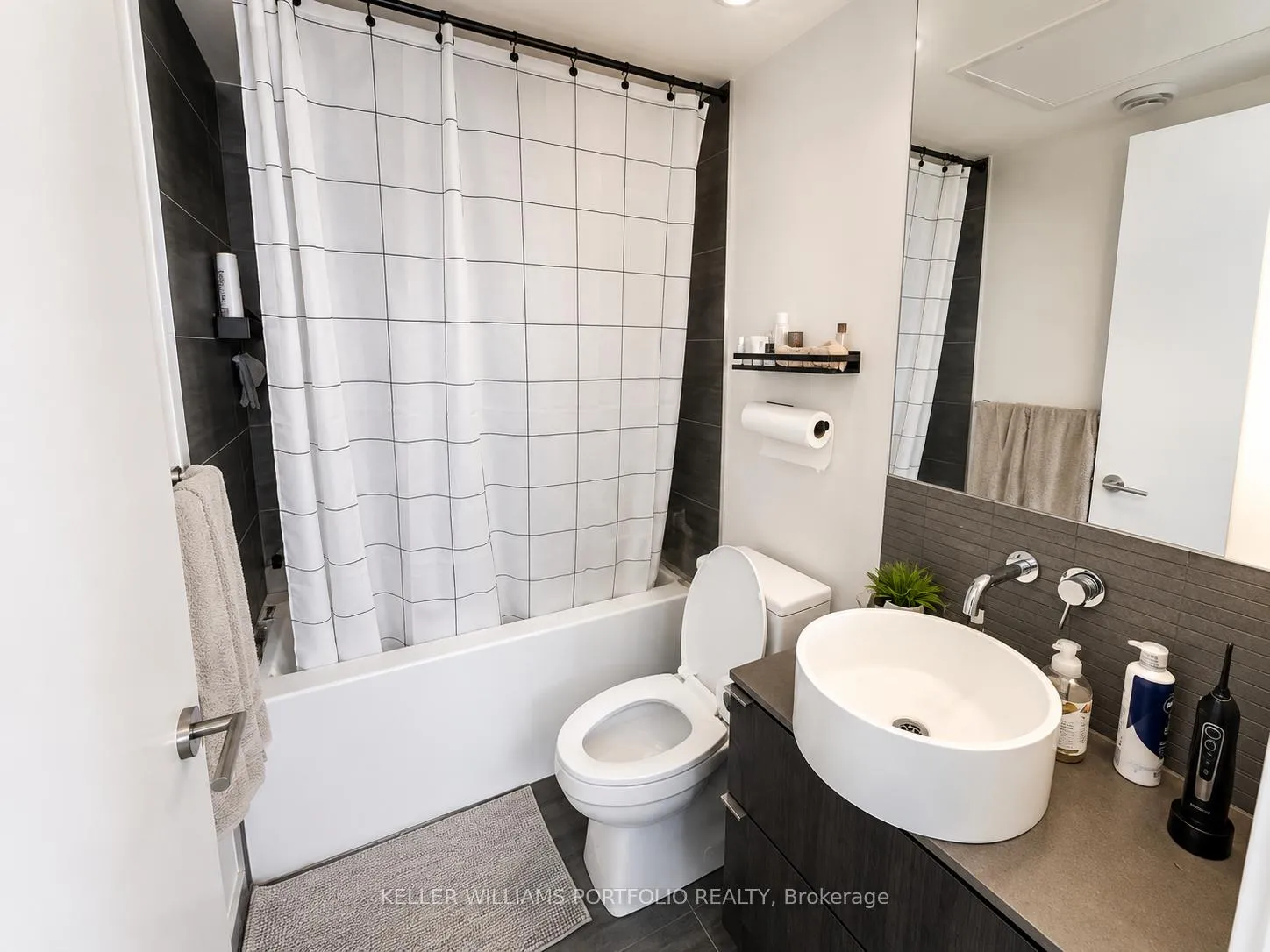 Photo 6 of Unit 3003, 161 Roehampton Avenue, Toronto, Mount Pleasant West — HOMEH