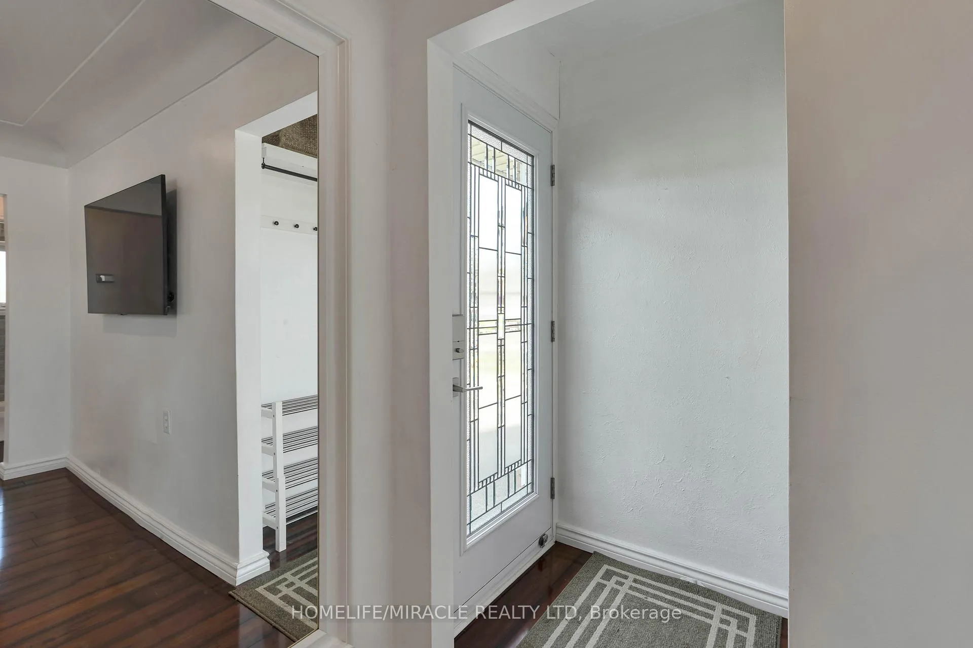 Photo 3 of 32 Durham Road, Hamilton, Stoney Creek — HOMEH