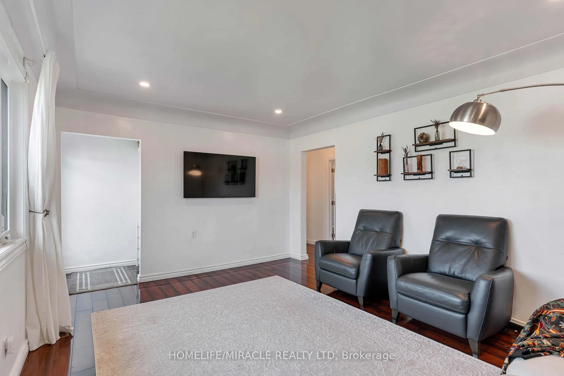 Photo 4 of 32 Durham Road, Hamilton, Stoney Creek — HOMEH