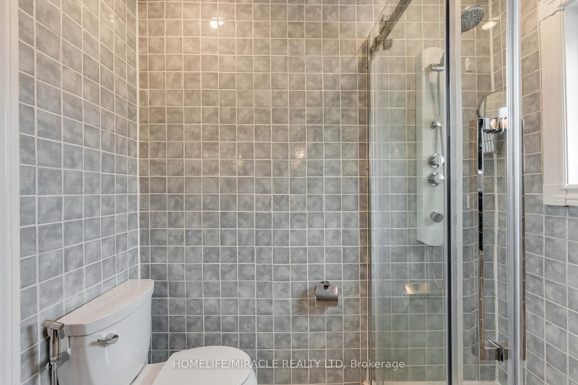 Photo 8 of 32 Durham Road, Hamilton, Stoney Creek — HOMEH