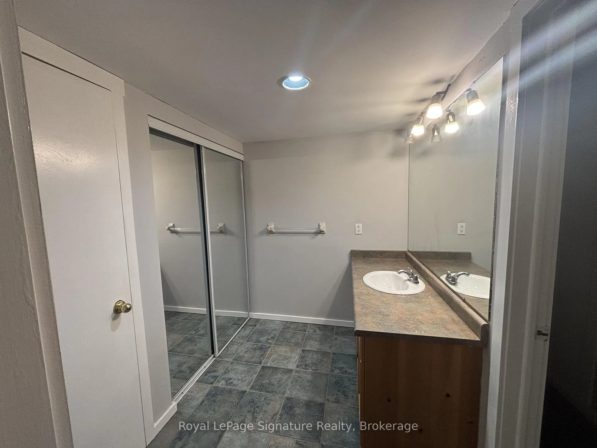 Photo 21 of Unit 717, 11 Dawson Drive, Collingwood — HOMEH