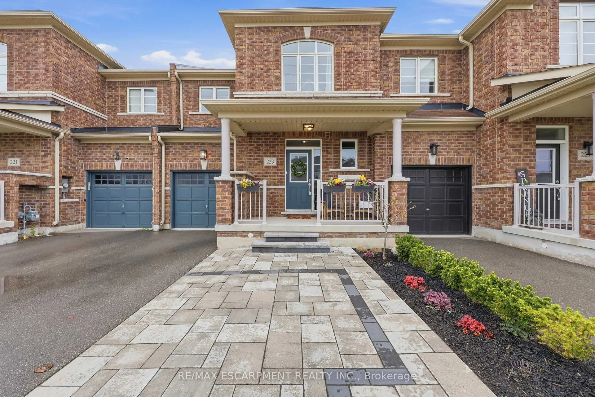 Photo 2 of 223 Skinner Road, Hamilton, Waterdown — HOMEH