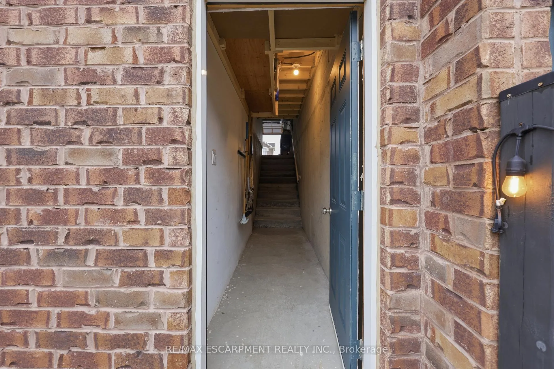Photo 44 of 223 Skinner Road, Hamilton, Waterdown — HOMEH