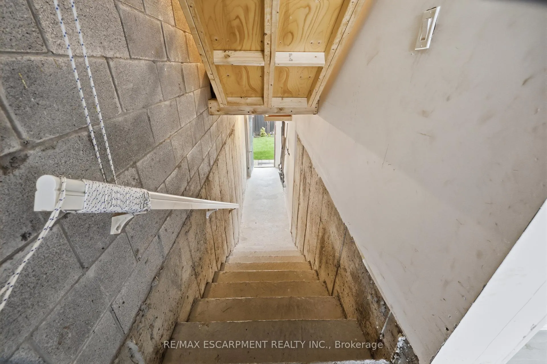 Photo 45 of 223 Skinner Road, Hamilton, Waterdown — HOMEH