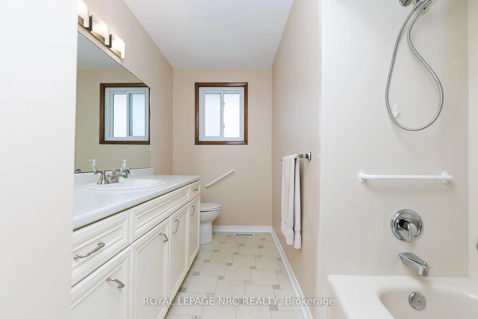 Photo 15 of 36 Appleford Road, St. Catharines, Secord Woods — HOMEH