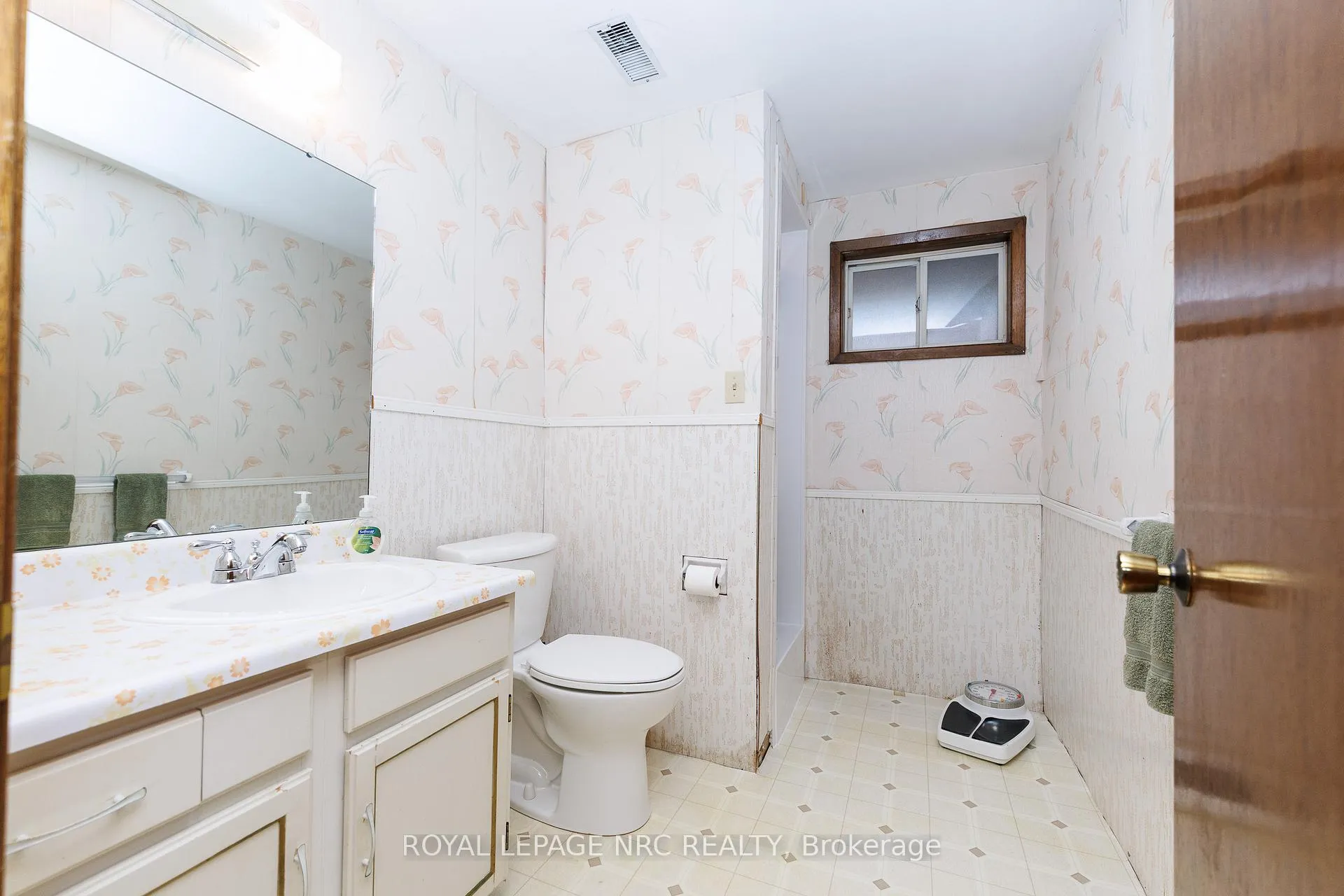 Photo 23 of 36 Appleford Road, St. Catharines, Secord Woods — HOMEH