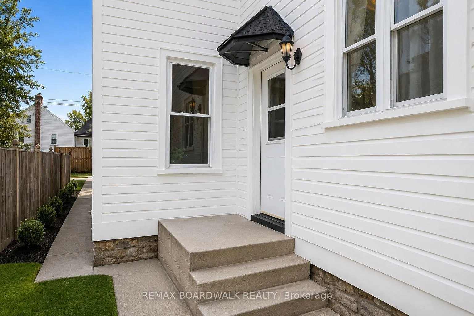Photo 3 of 11 Alfred Street, Smiths Falls — HOMEH