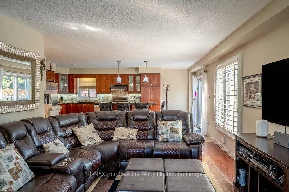 Photo 5 of 59 Highlands Crescent, Collingwood — HOMEH