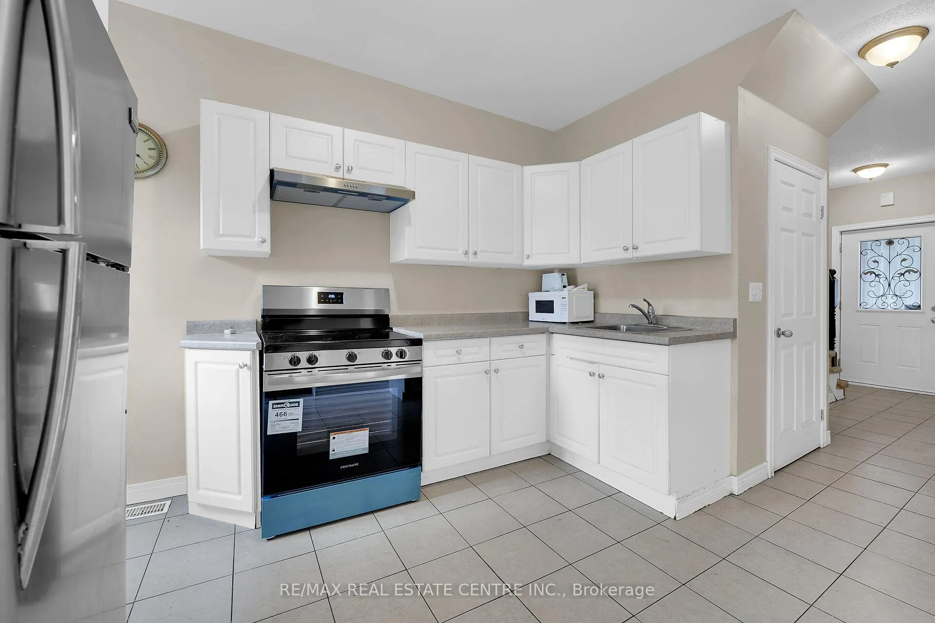 Photo 4 of 31 Gibson Avenue, Hamilton, Gibson — HOMEH