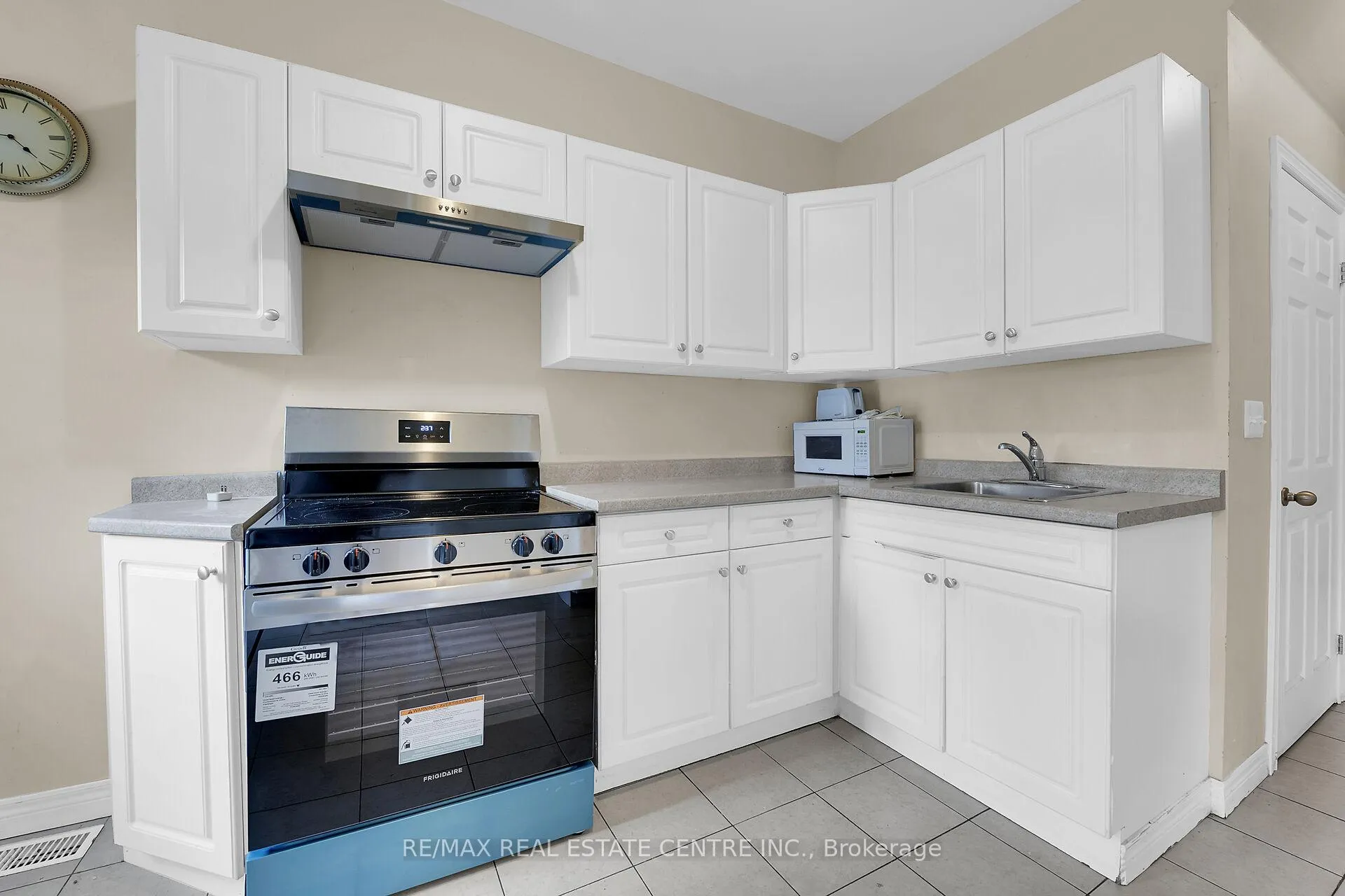 Photo 5 of 31 Gibson Avenue, Hamilton, Gibson — HOMEH