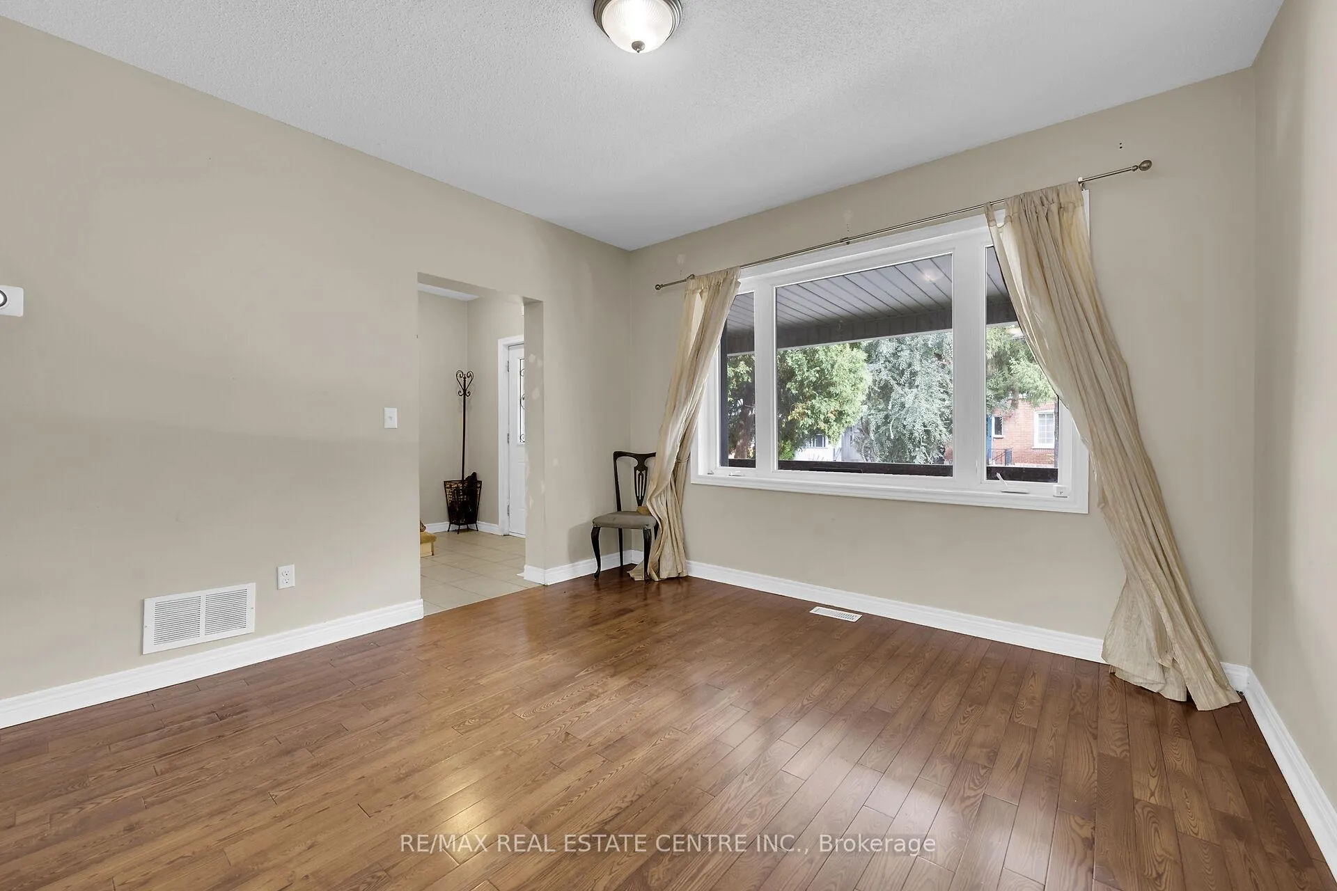 Photo 14 of 31 Gibson Avenue, Hamilton, Gibson — HOMEH