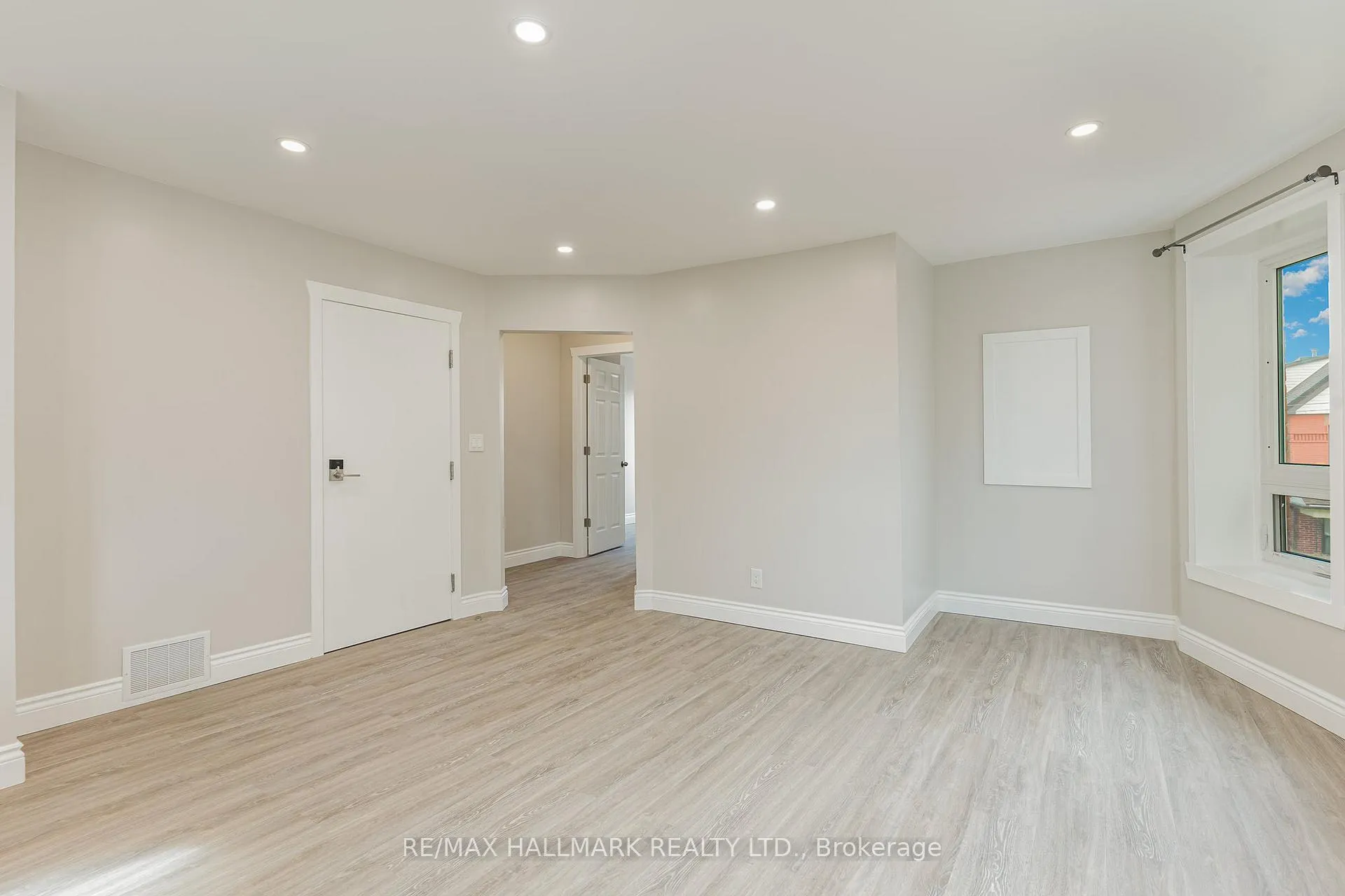 Photo 4 of Unit SECOND, 291 Emerald Street, Hamilton, Landsdale — HOMEH