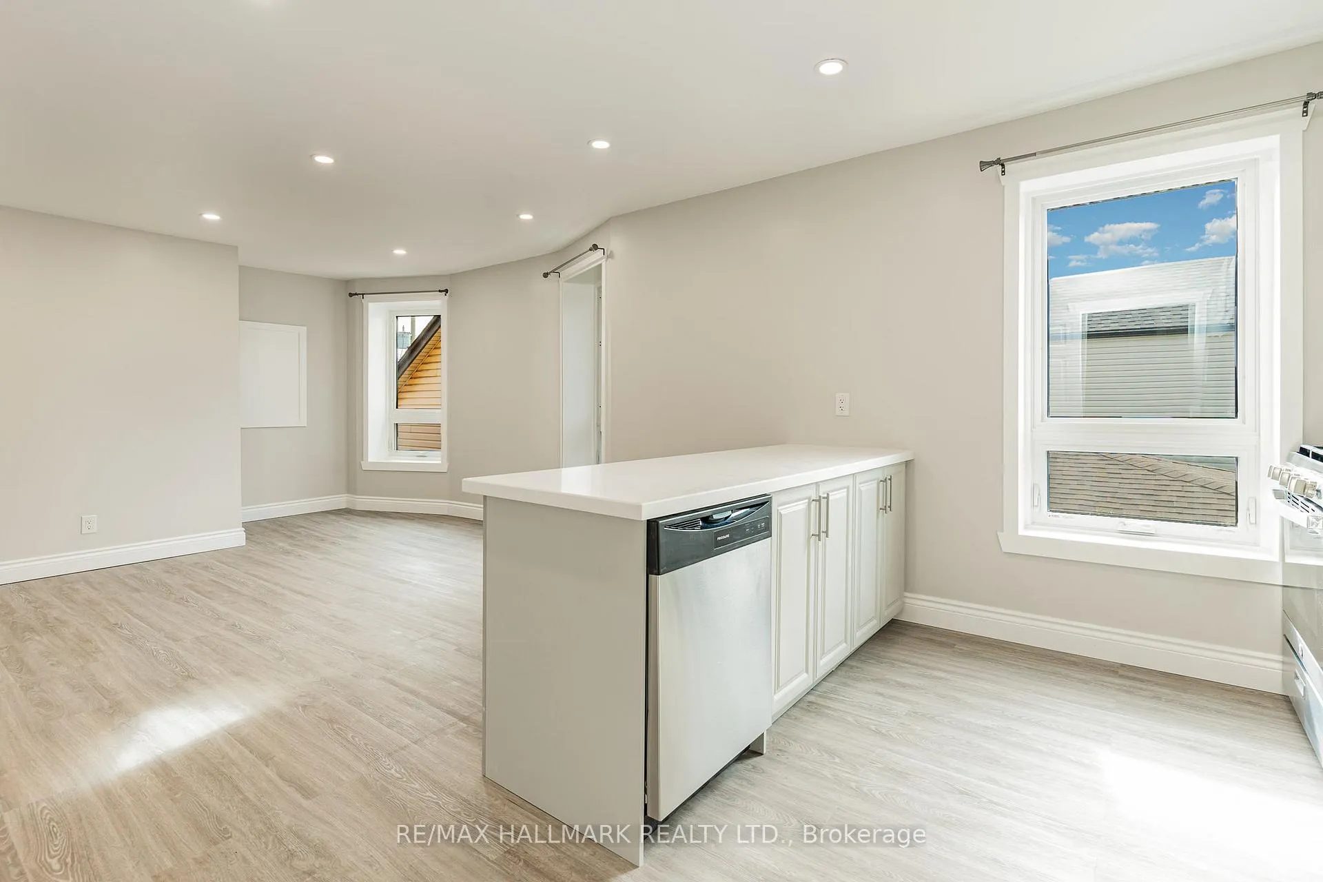 Photo 10 of Unit SECOND, 291 Emerald Street, Hamilton, Landsdale — HOMEH
