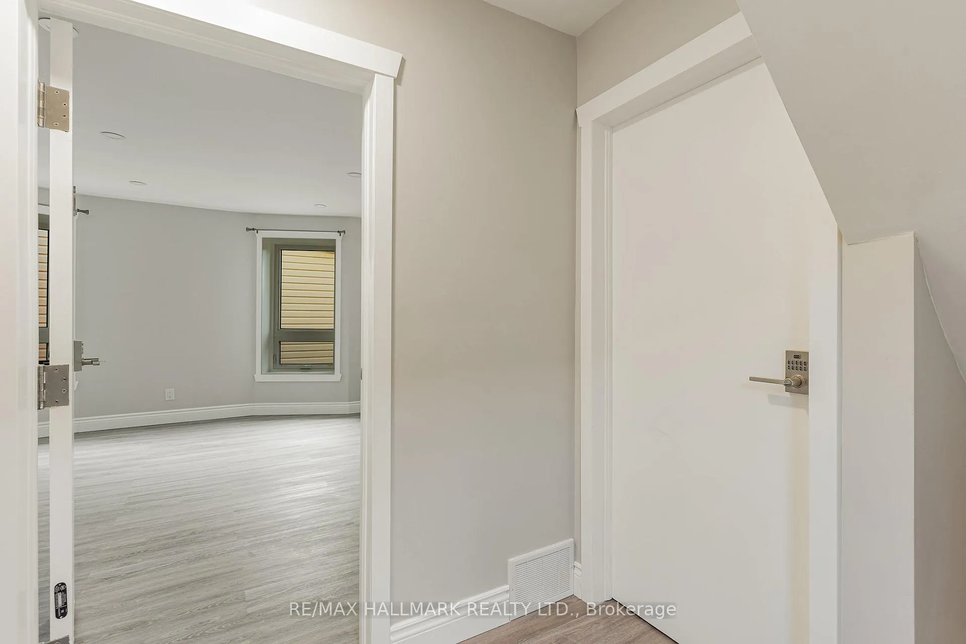 Photo 15 of Unit SECOND, 291 Emerald Street, Hamilton, Landsdale — HOMEH