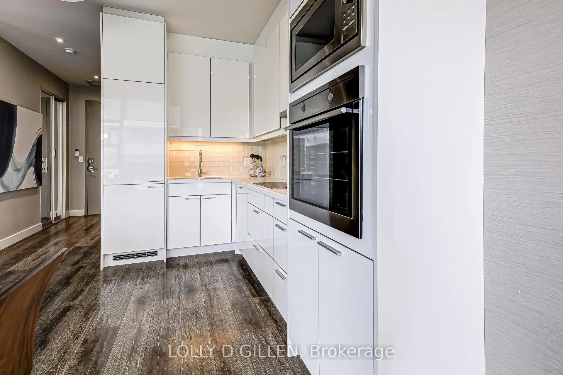 Photo 5 of Unit Ph806, 188 Eglinton Avenue E, Toronto, Mount Pleasant West — HOMEH