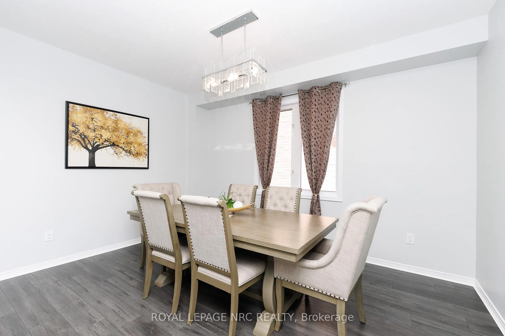 Photo 4 of 8002 Hackbery Trail, Niagara Falls, Brown — HOMEH
