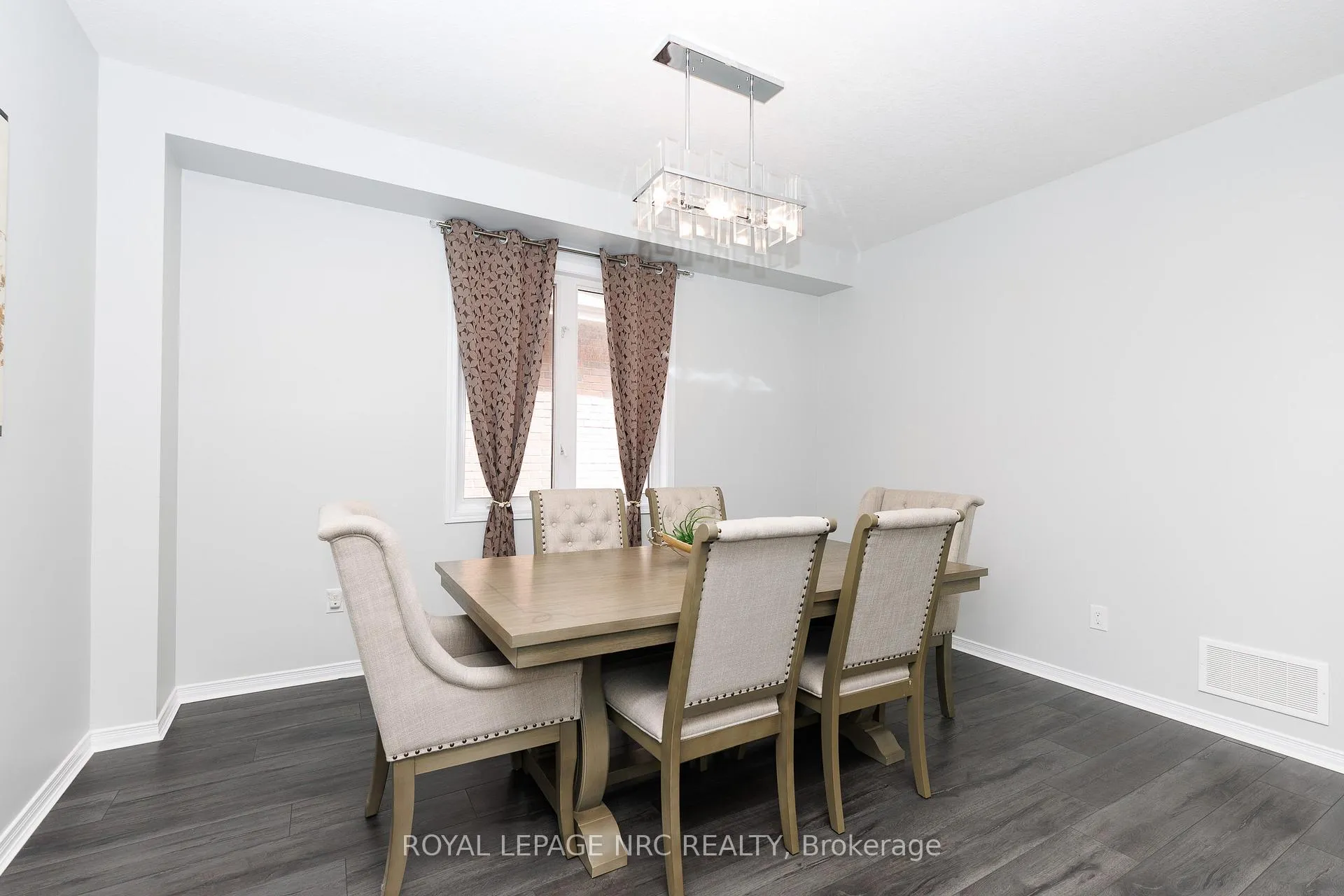 Photo 6 of 8002 Hackbery Trail, Niagara Falls, Brown — HOMEH