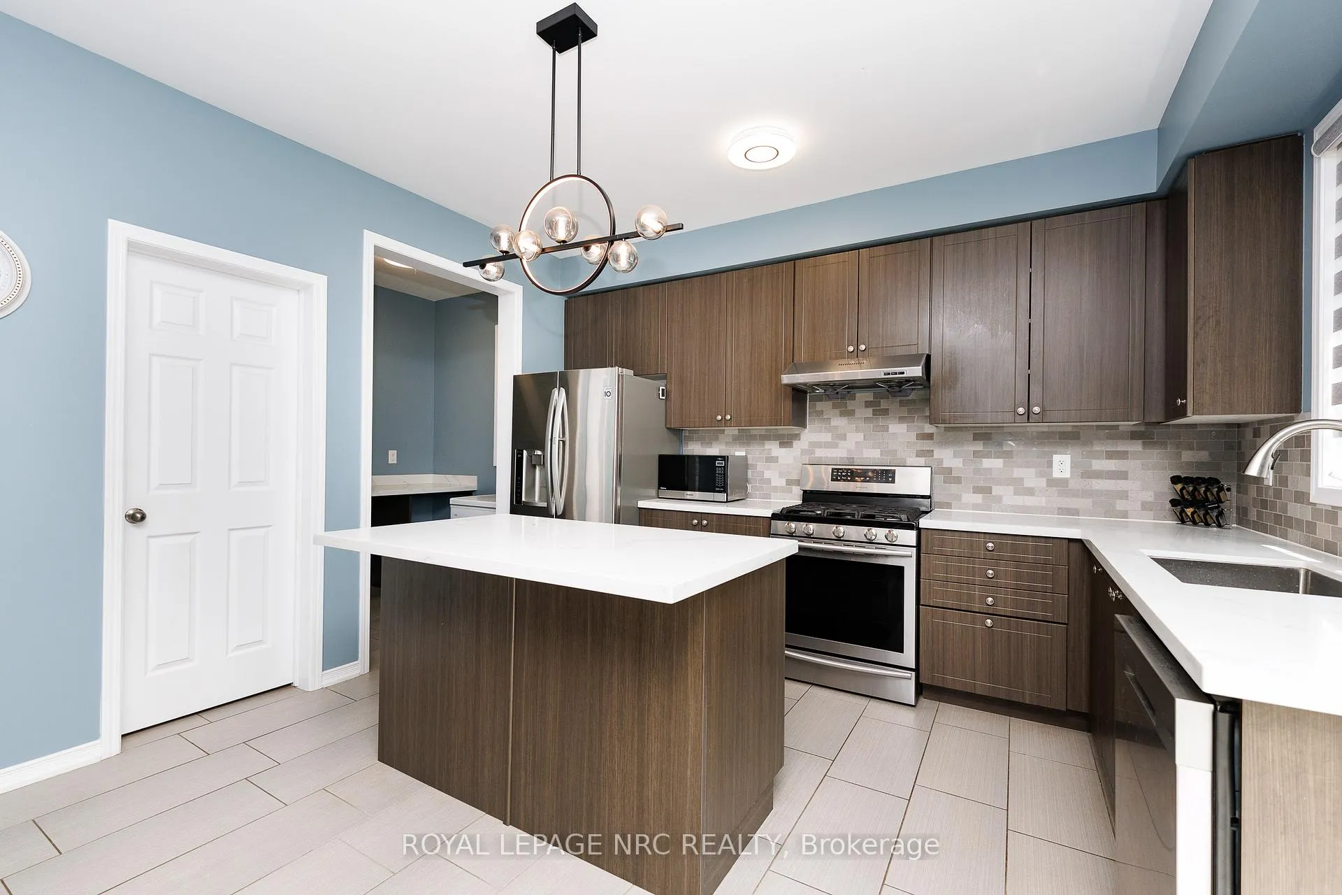 Photo 8 of 8002 Hackbery Trail, Niagara Falls, Brown — HOMEH