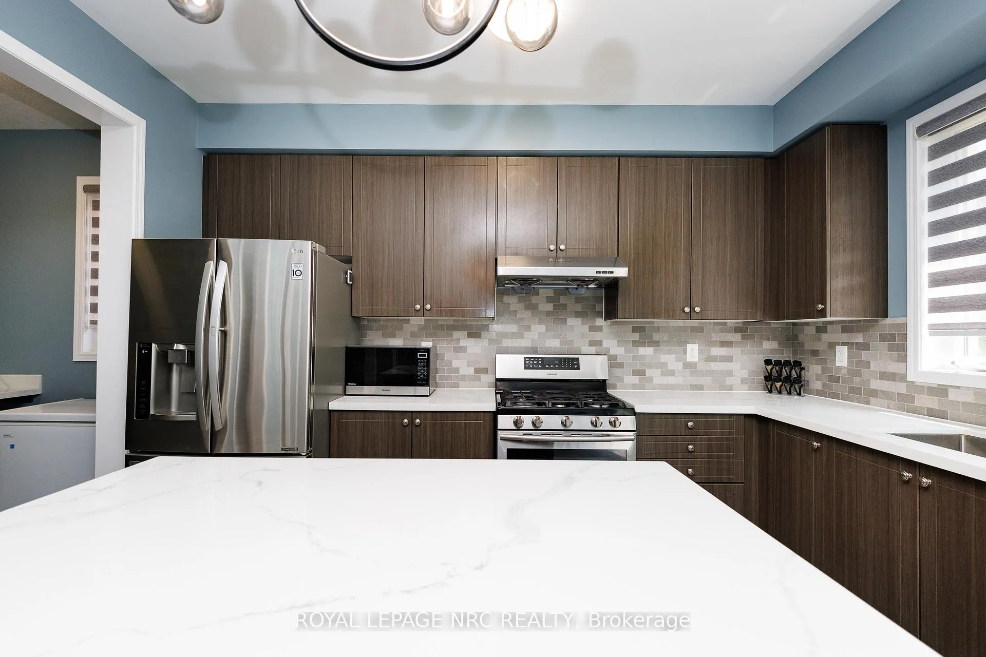 Photo 9 of 8002 Hackbery Trail, Niagara Falls, Brown — HOMEH