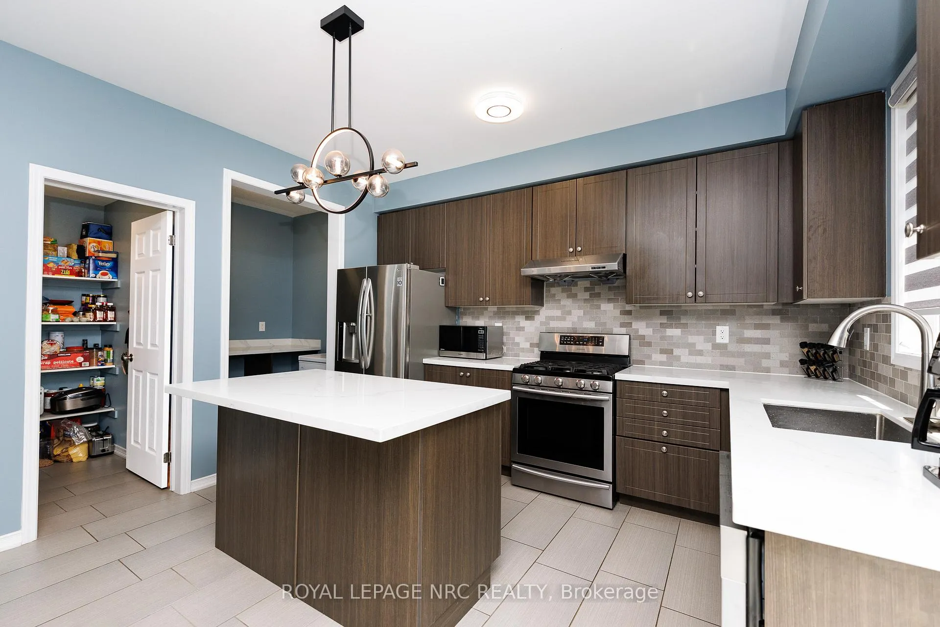 Photo 10 of 8002 Hackbery Trail, Niagara Falls, Brown — HOMEH