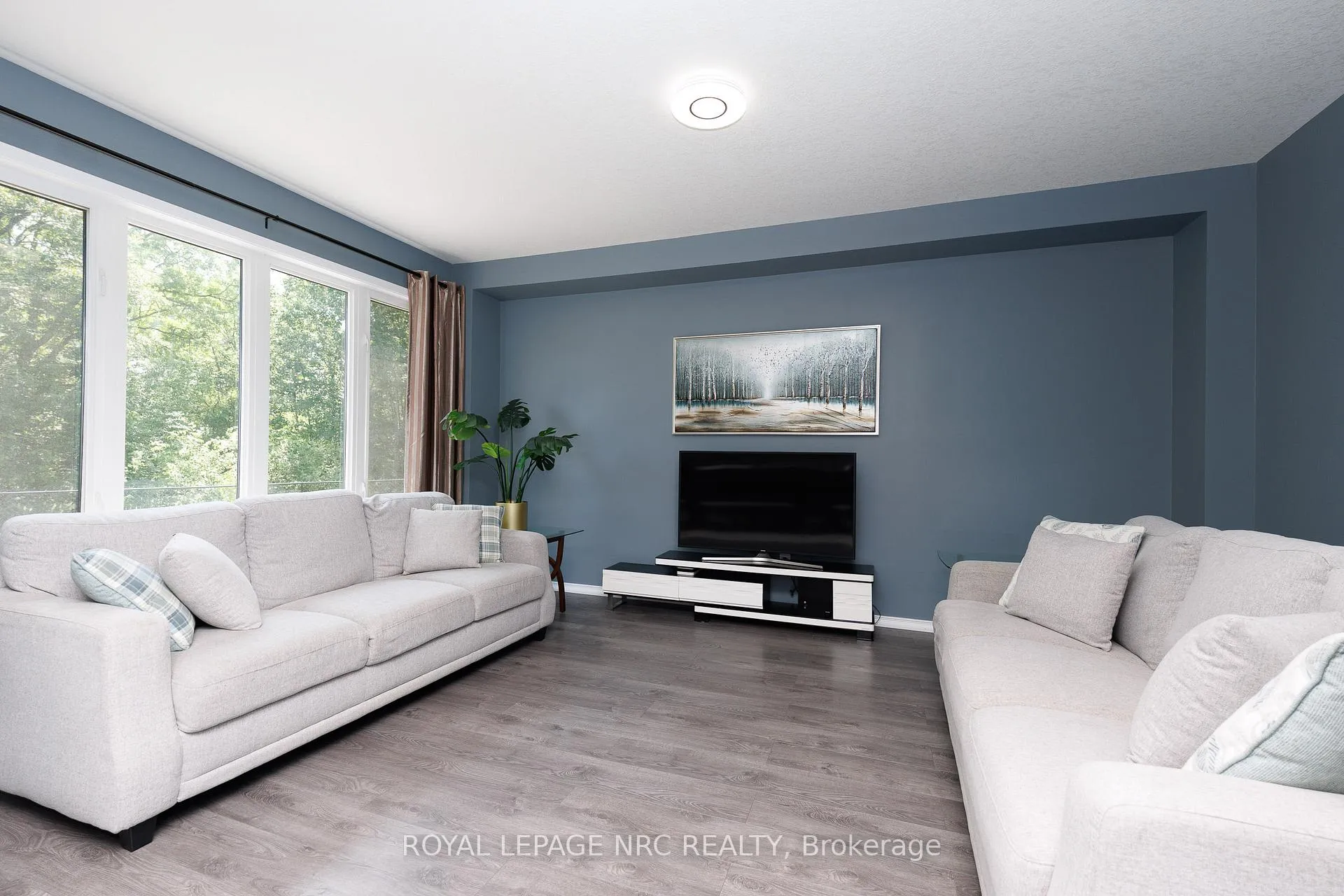 Photo 15 of 8002 Hackbery Trail, Niagara Falls, Brown — HOMEH